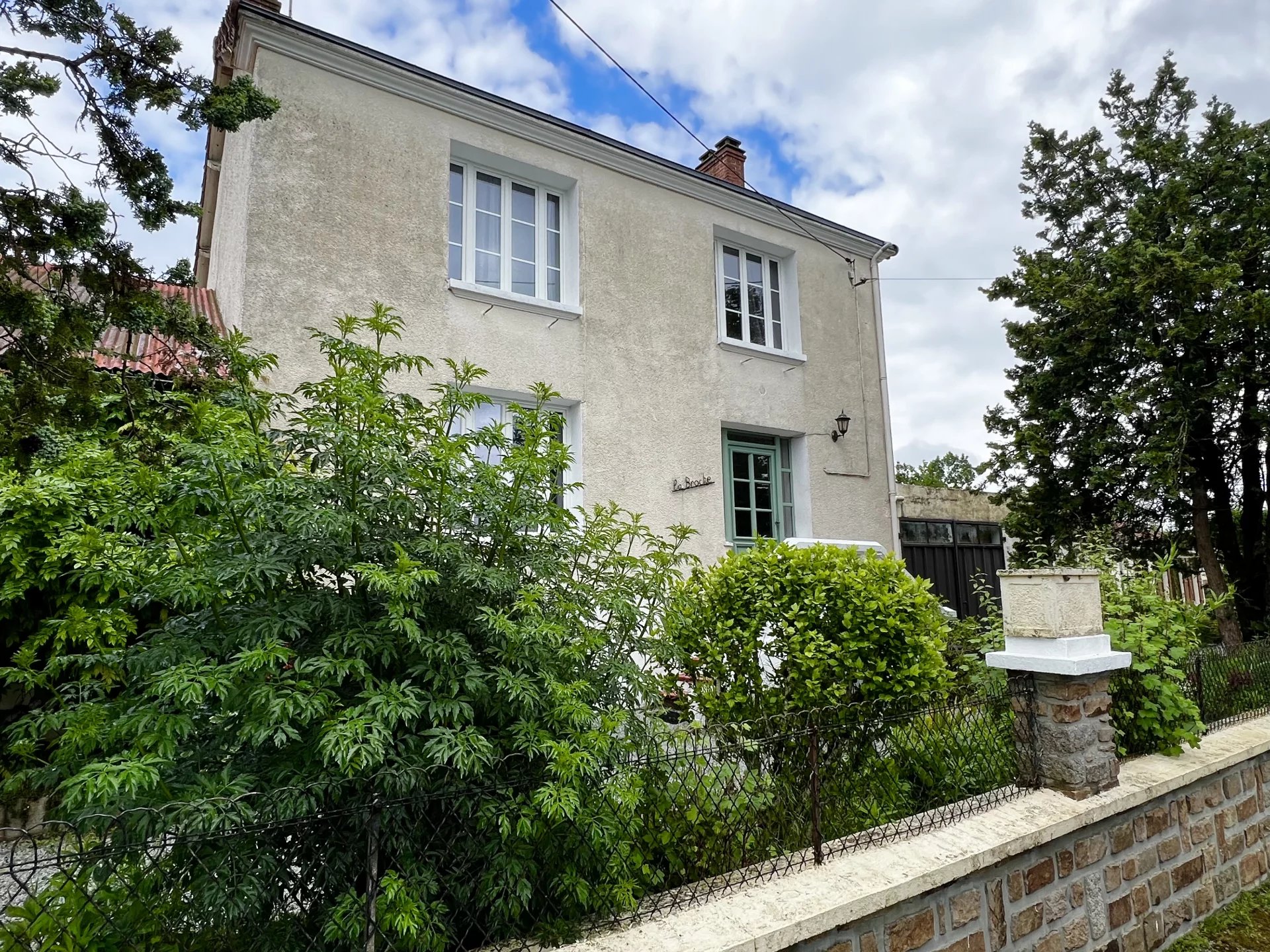 Une magnifique maison de 3 chambres et 3 salles de bains avec une opportunité d'affaires potentielle