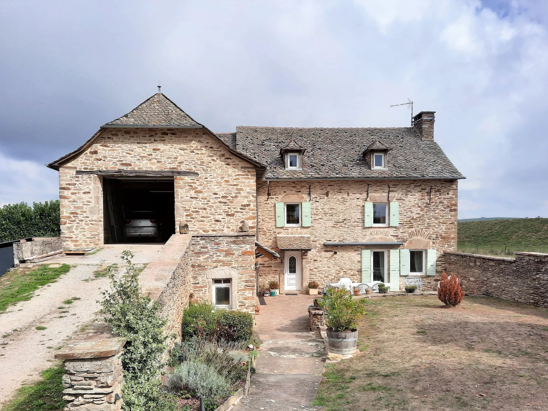 Old stone house, with barn on 6400m²