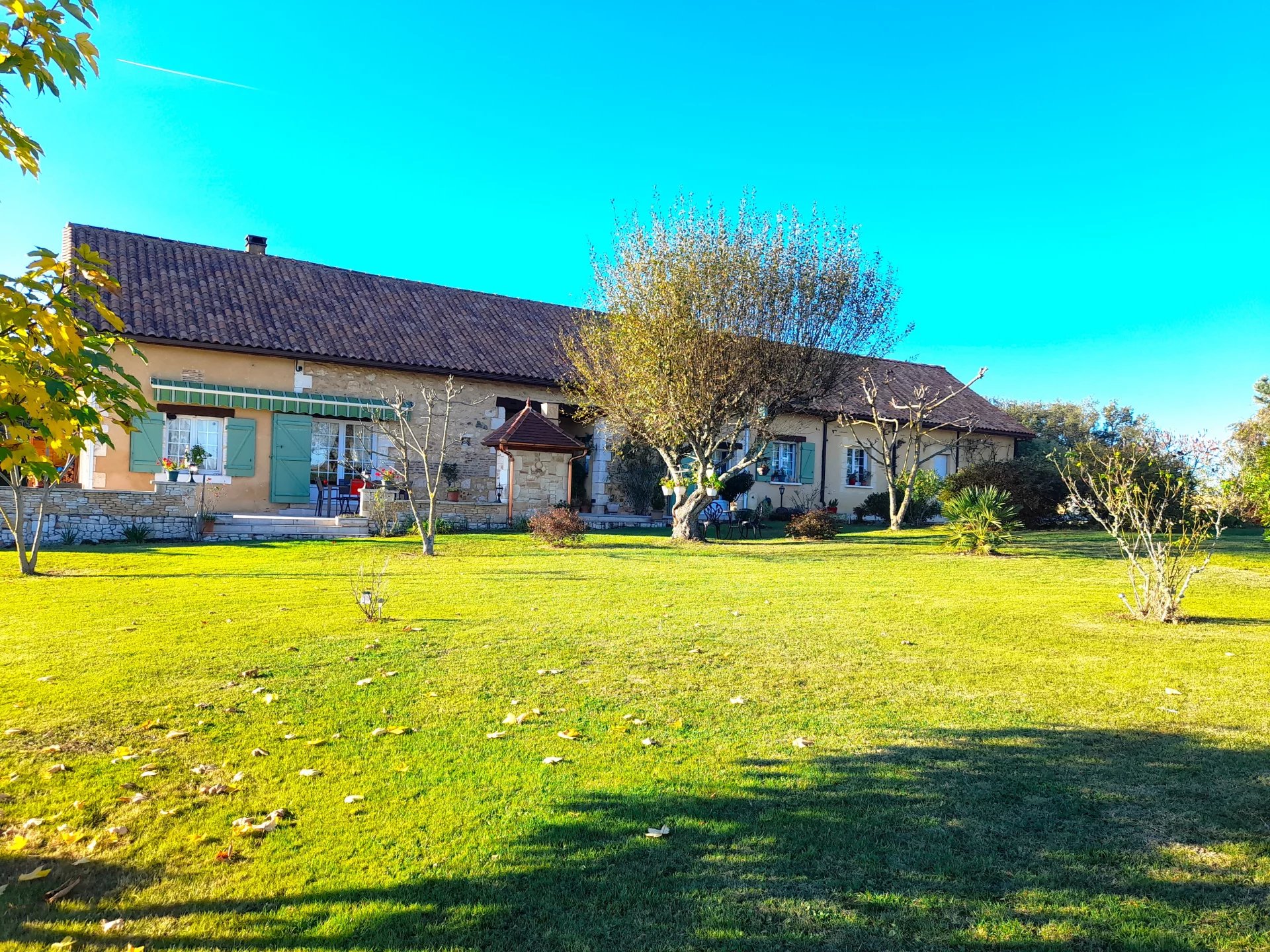 Property with farmhouse, lake, land and 2 building plots near Bergerac