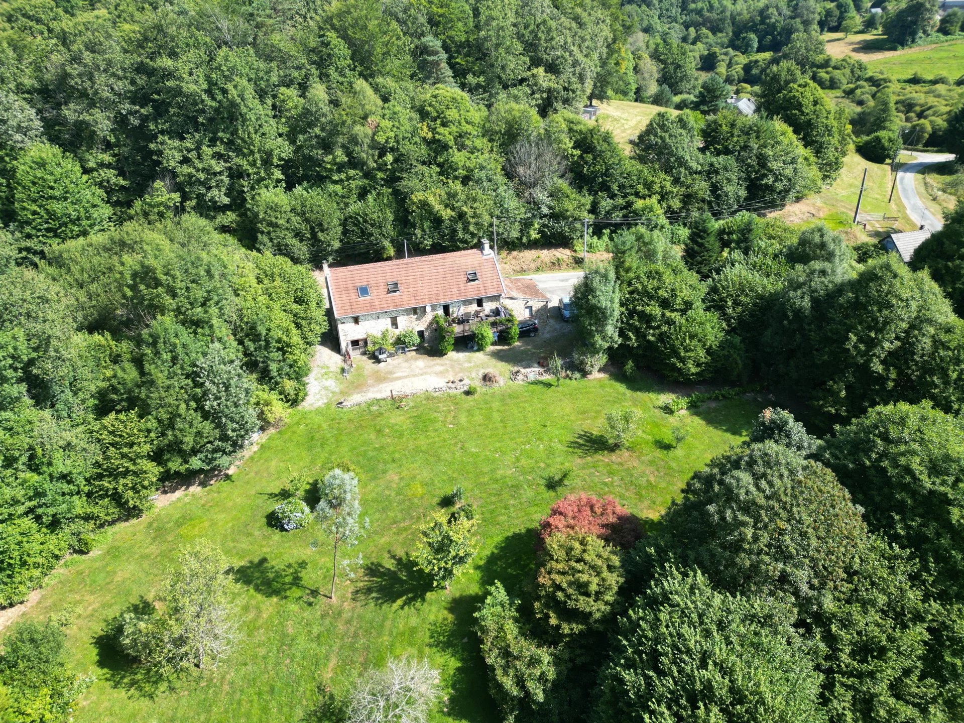 Une maison de campagne indépendante qui donne l'impression de vivre dans les arbres