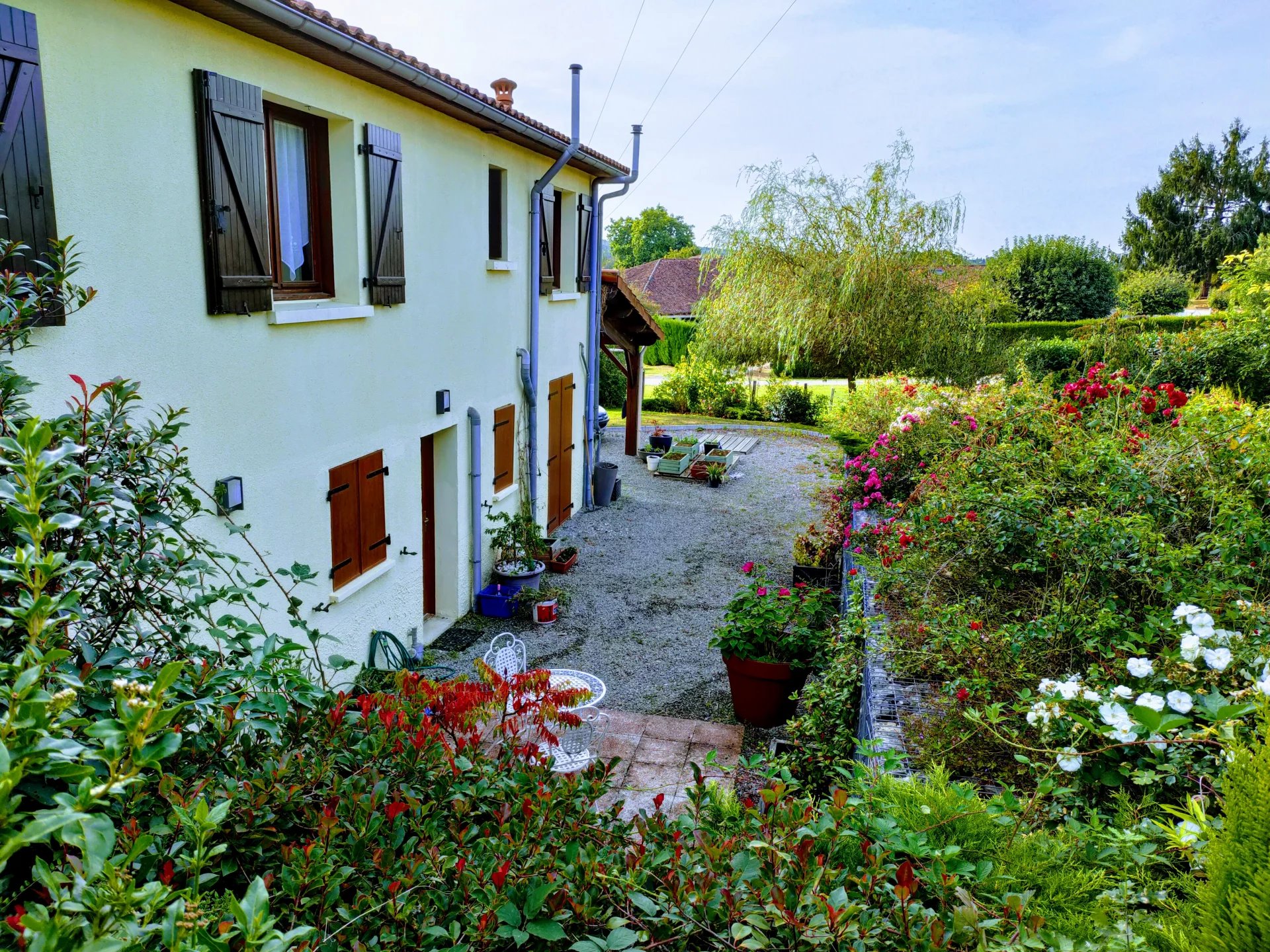 Jolie maison et jardins sur deux niveaux avec potentiel locatif