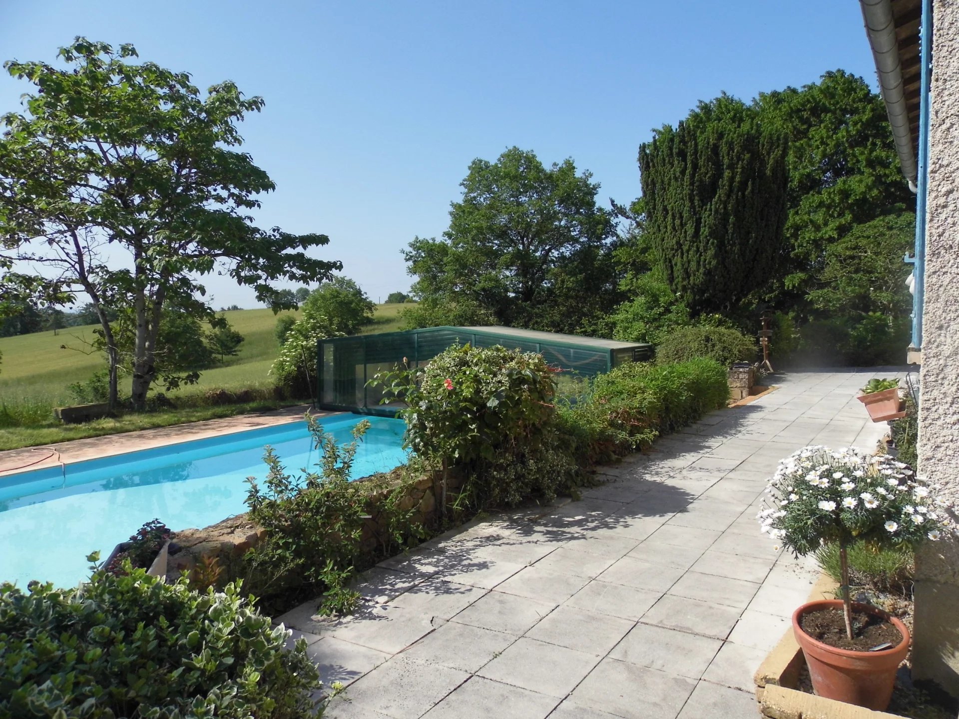 Modern 5-bed bungalow, near to shops, lovely views, stunning pool