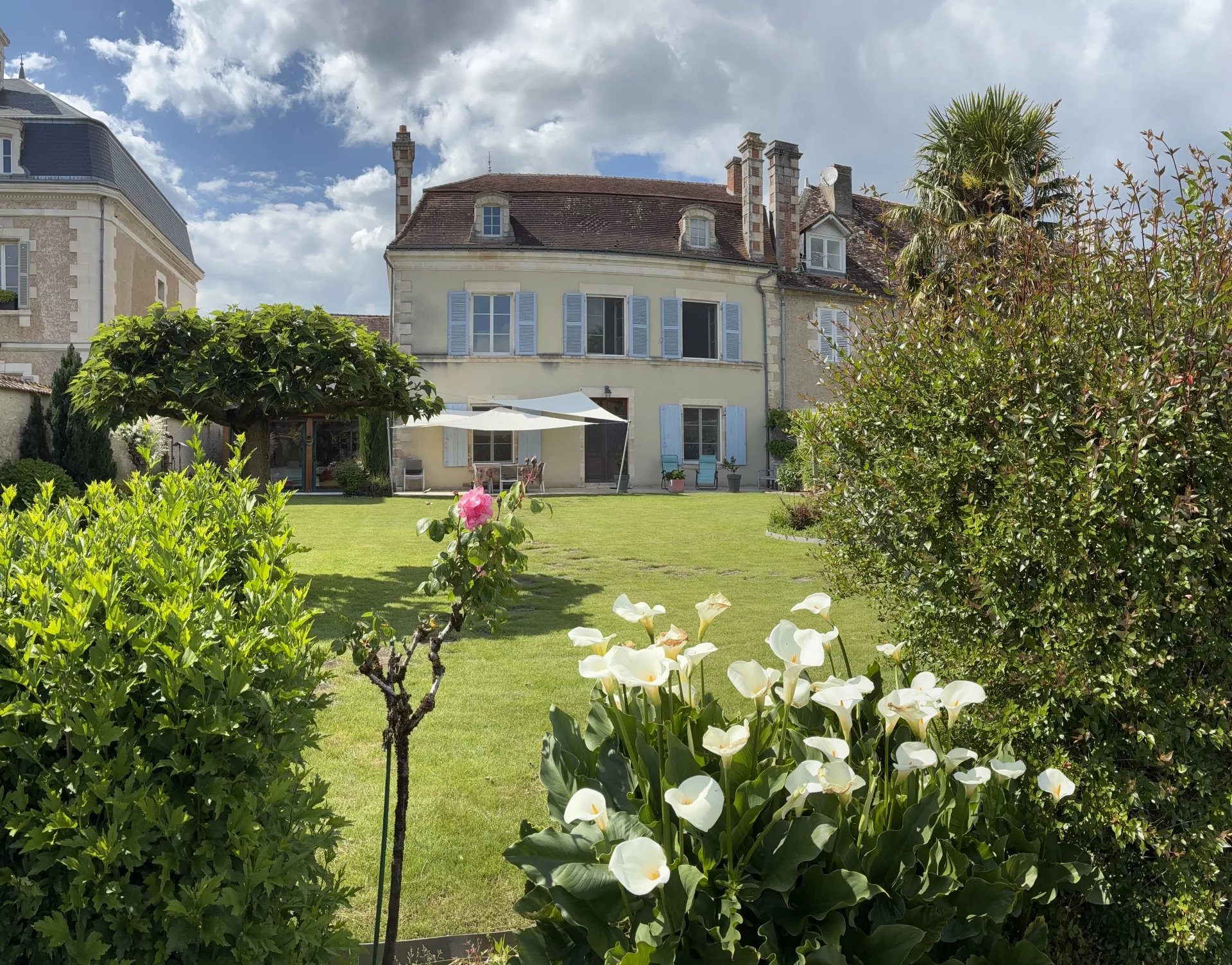 Elegant riverside Manor House in the heart of Saint Savin