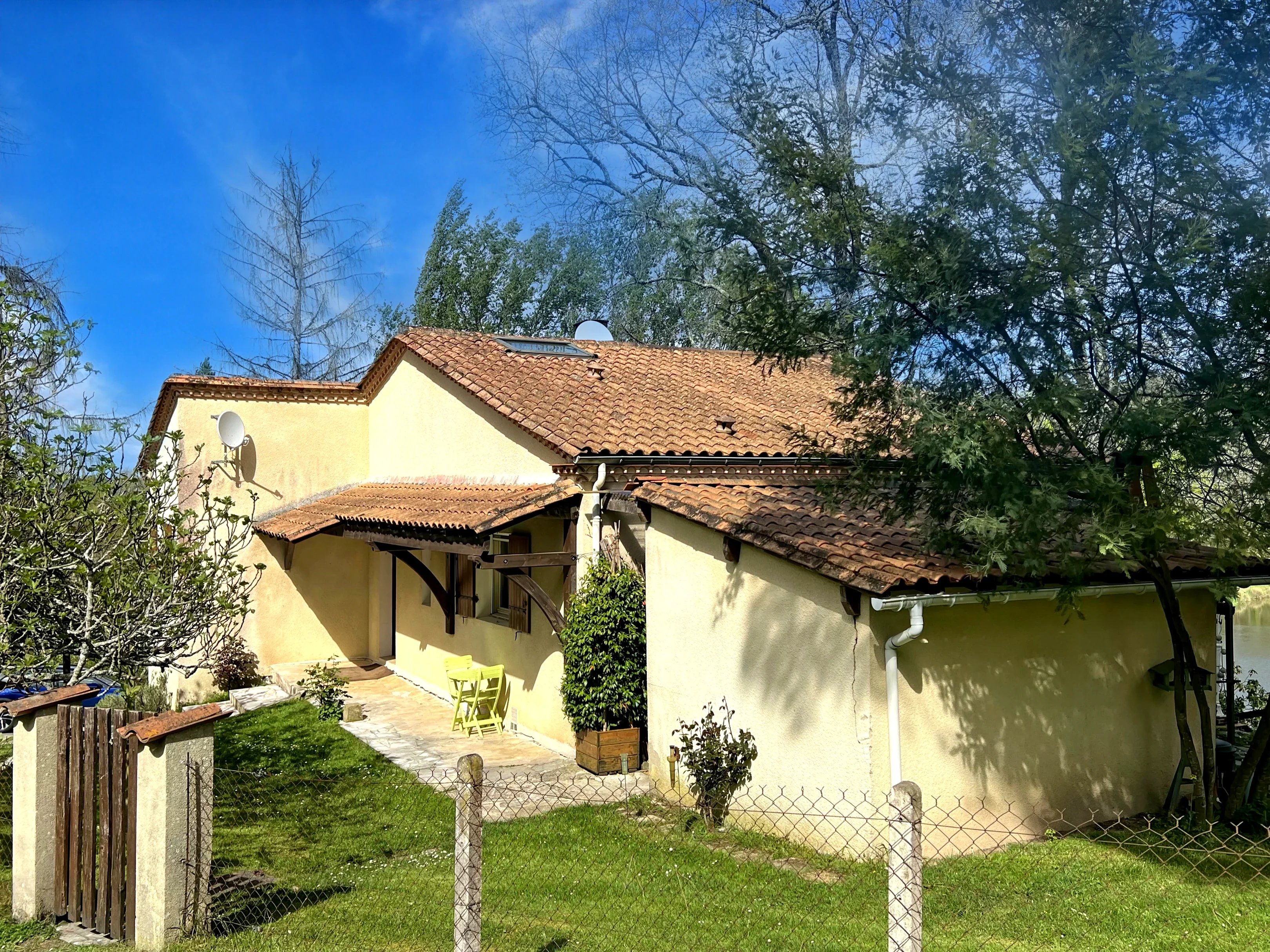 Cadre magnifique au bord d'un étang avec vue sur un château