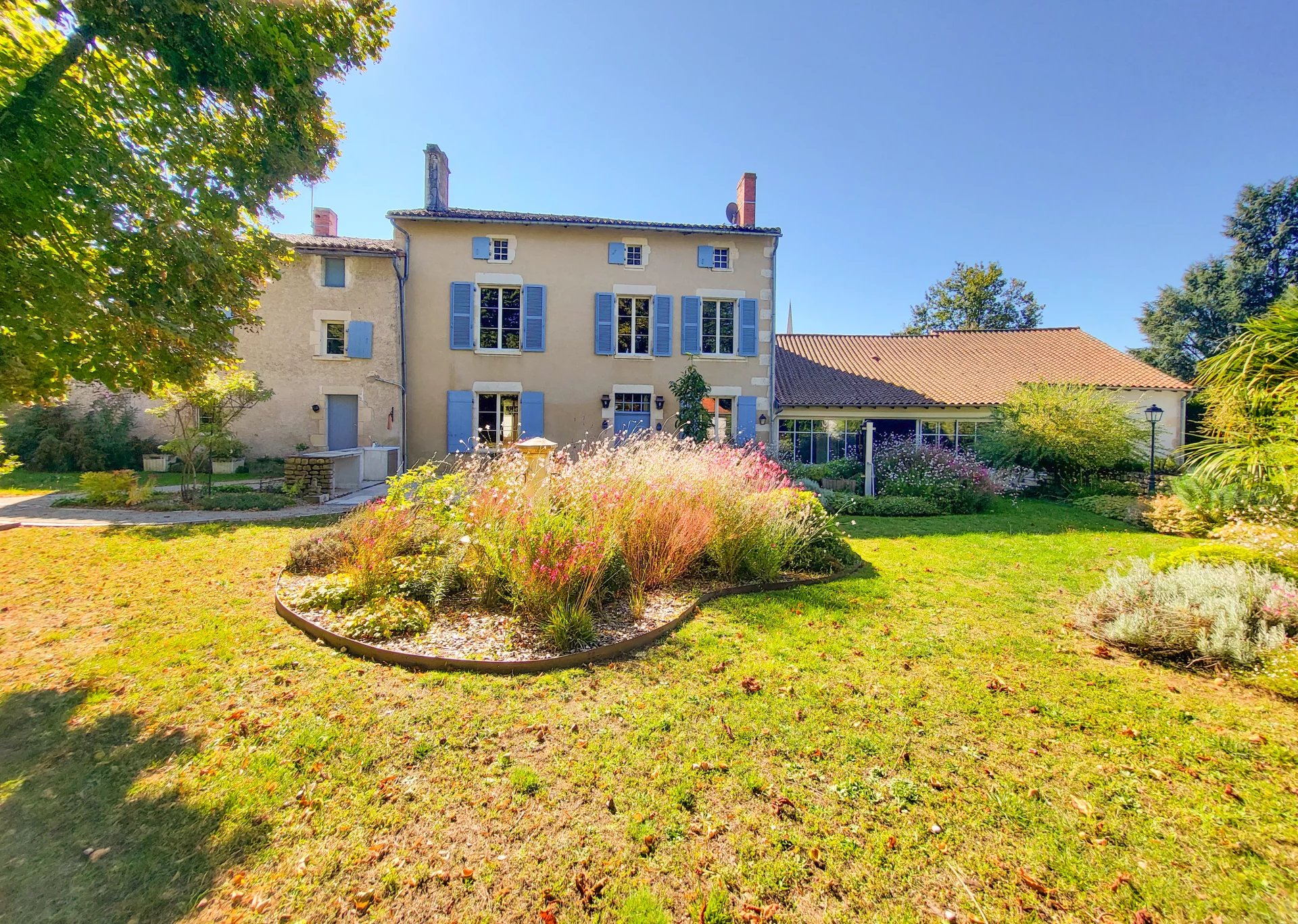 Propriété de charme avec deux maisons et un vaste jardin au cœur de Saint-Savin