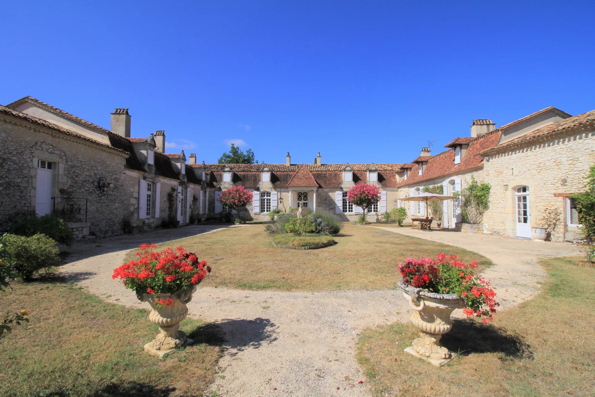 Stunning chartreuse with infinity pool, a stone's throw from a lively bastide