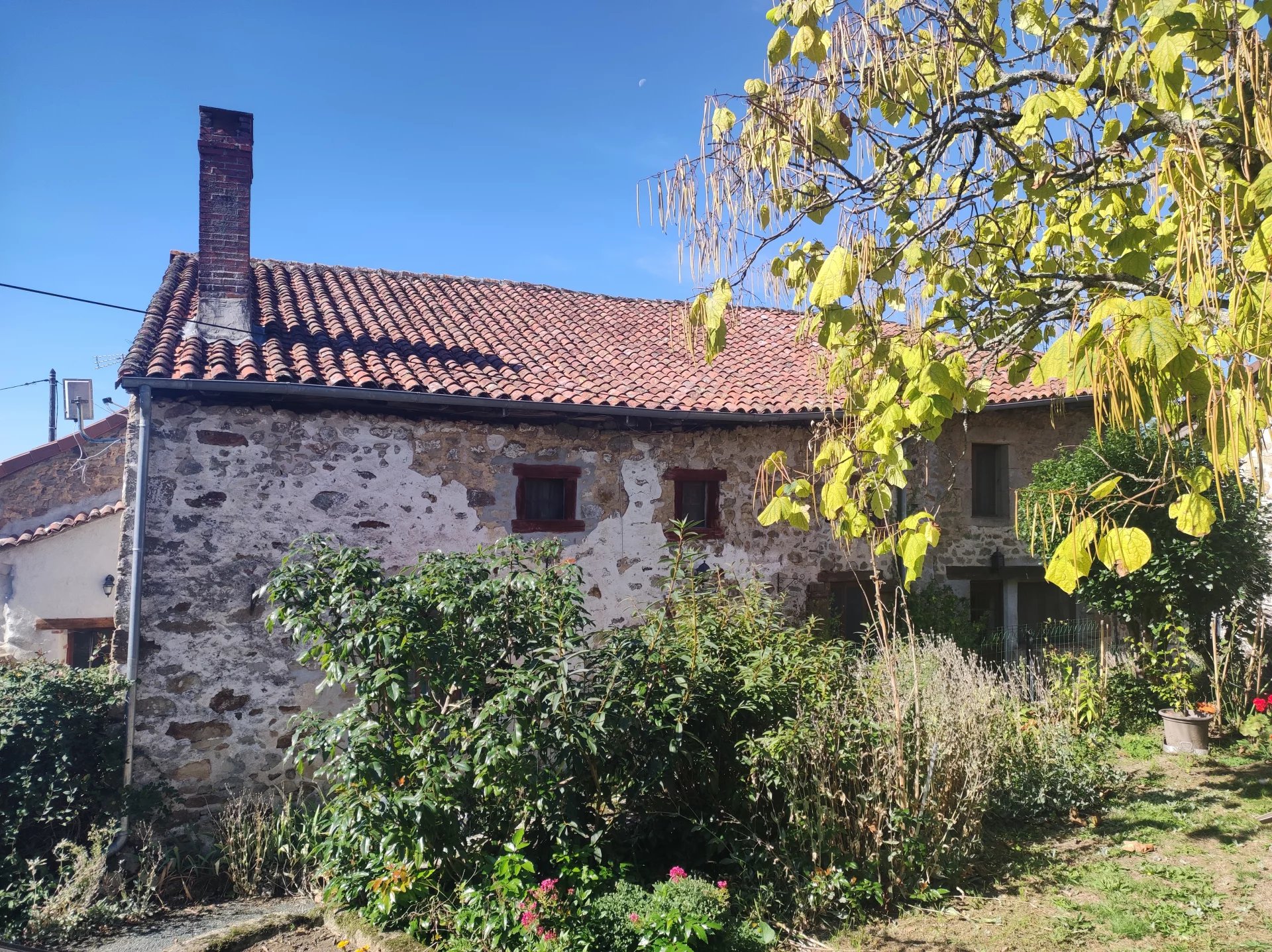 Maison en pierre dans hameau proche St Junien