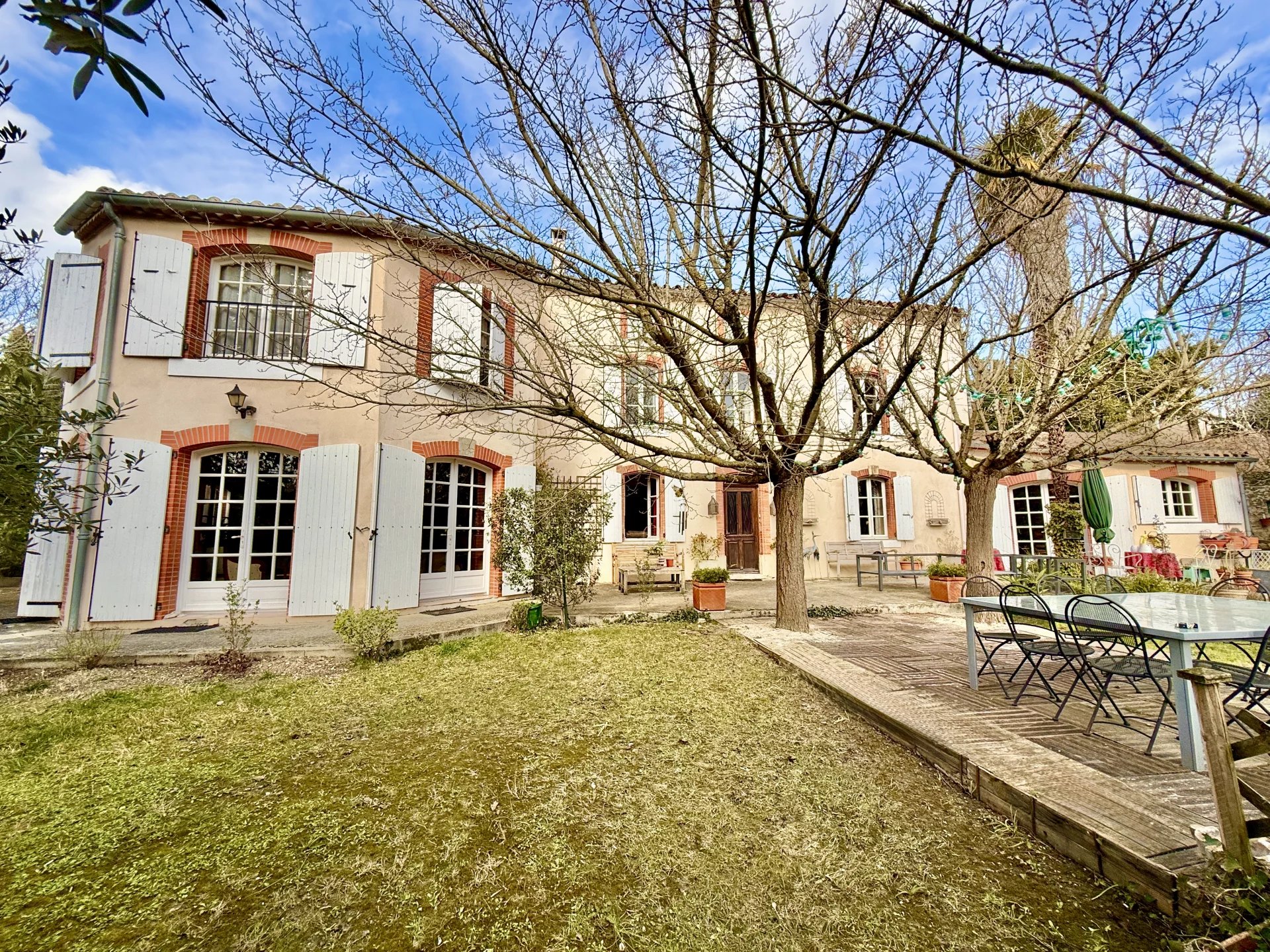 Belle maison de famille, dans un village populaire