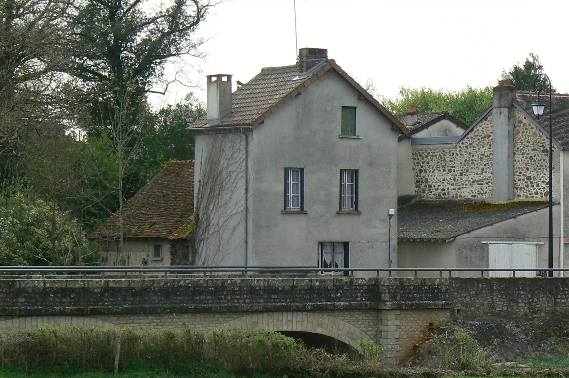 Riverside house on outskirts of popular town
