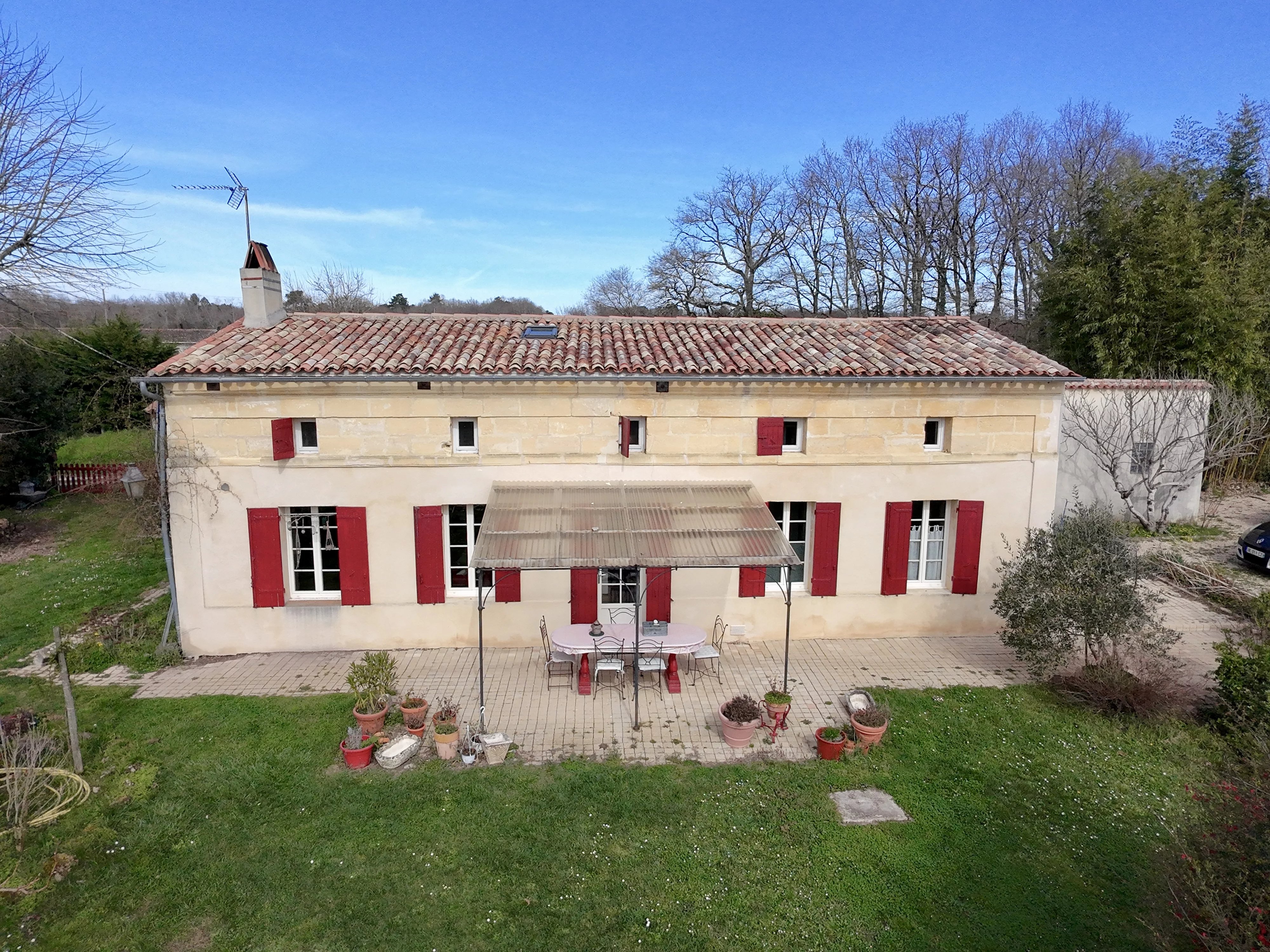 Charmante maison en pierre avec piscine, espace équestre, bois privé et accès rivière