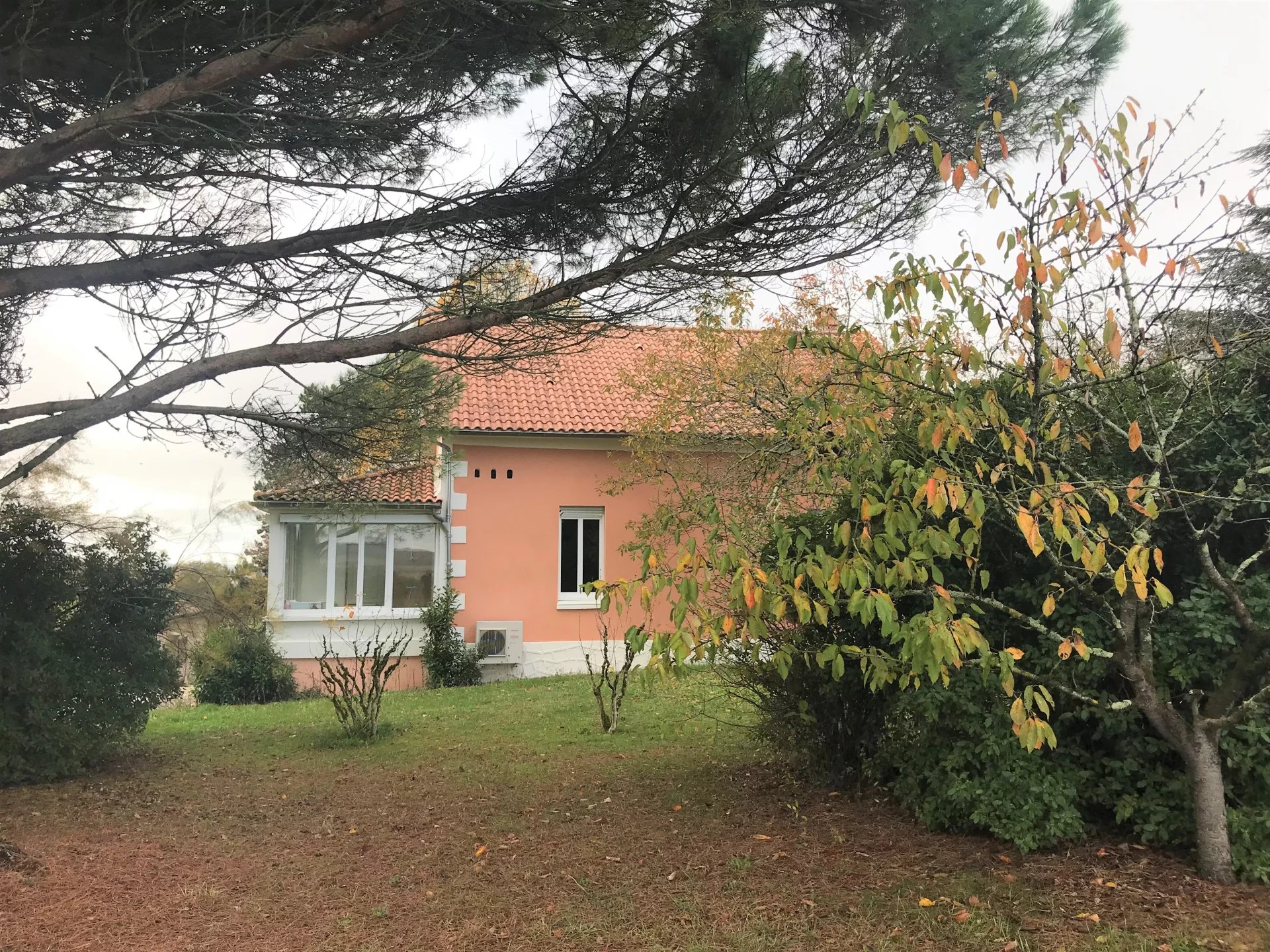 Renovated house and outbuilding within walking distance of the bastide