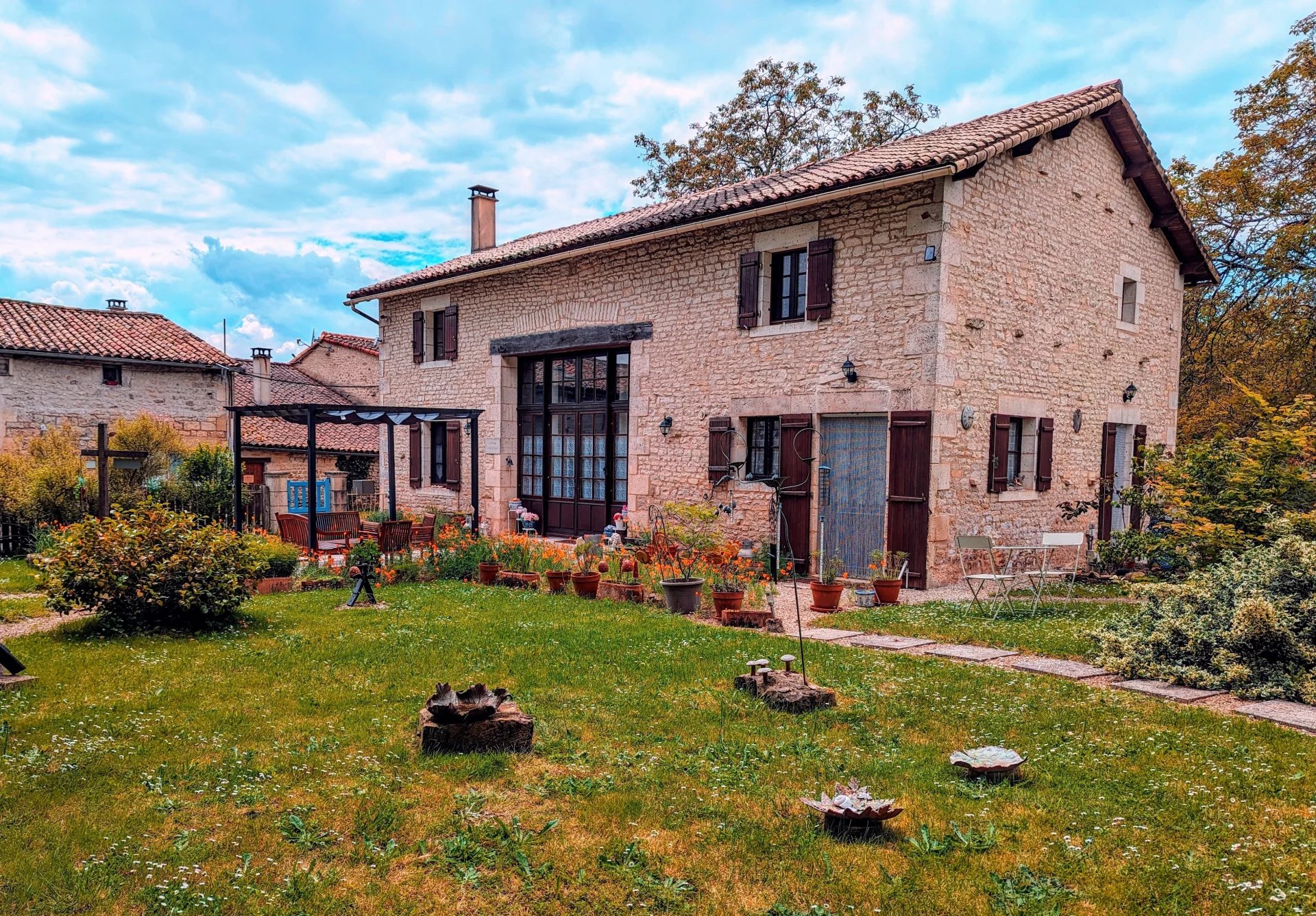 Character stone property with 4 gîtes, close to Villefagnan