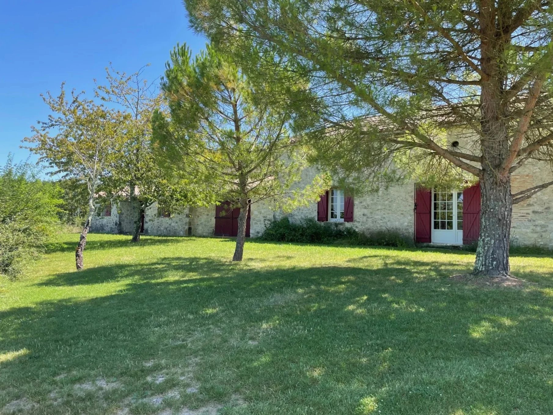 Jolie maison en pierre avec maison d'amis et piscine