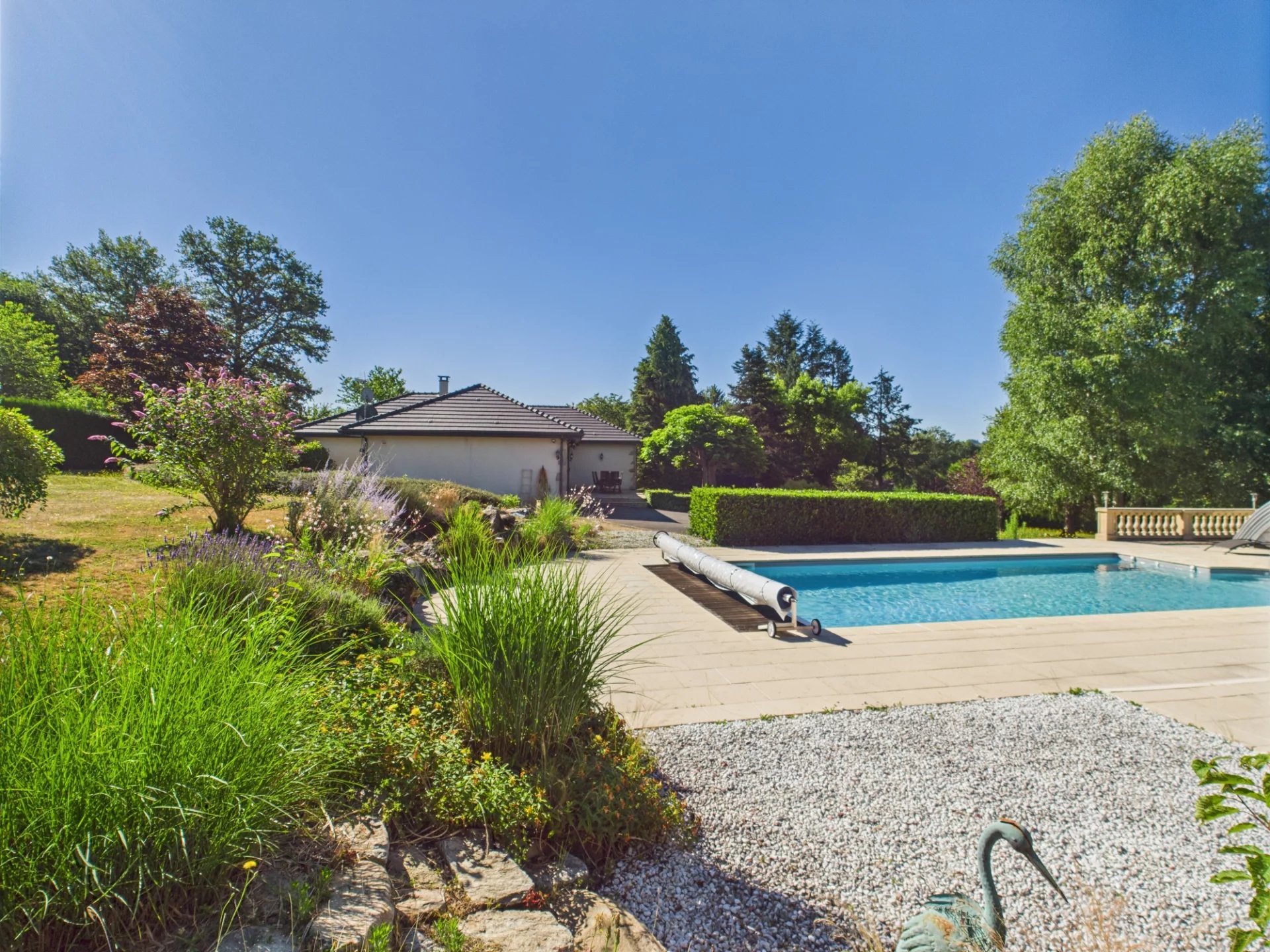 Maison de plain-pied de 4 chambres, piscine, pool house, parc 5000m2