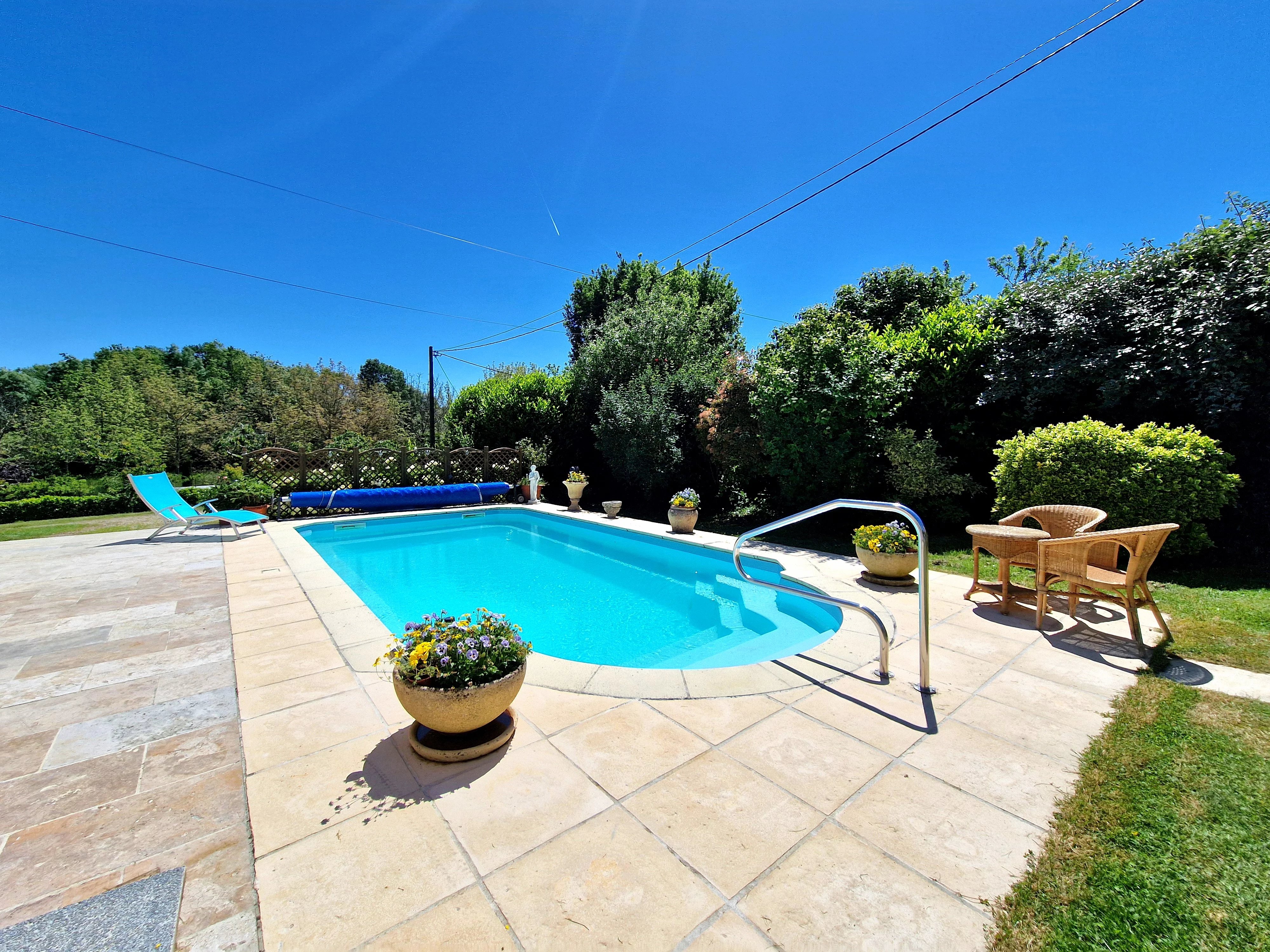 SUPERBE SITUATION - maison de 3/4 chambres avec piscine, à pied du centre ville et du lac et des bois.