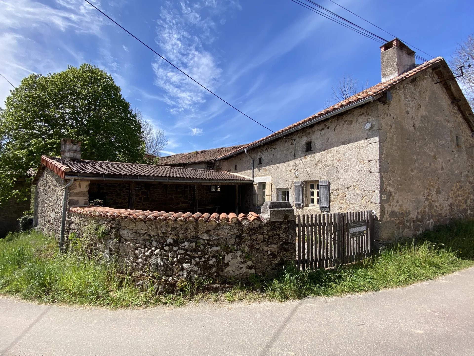 Maison en pierre à rénover avec jardin attenant de 1274m²