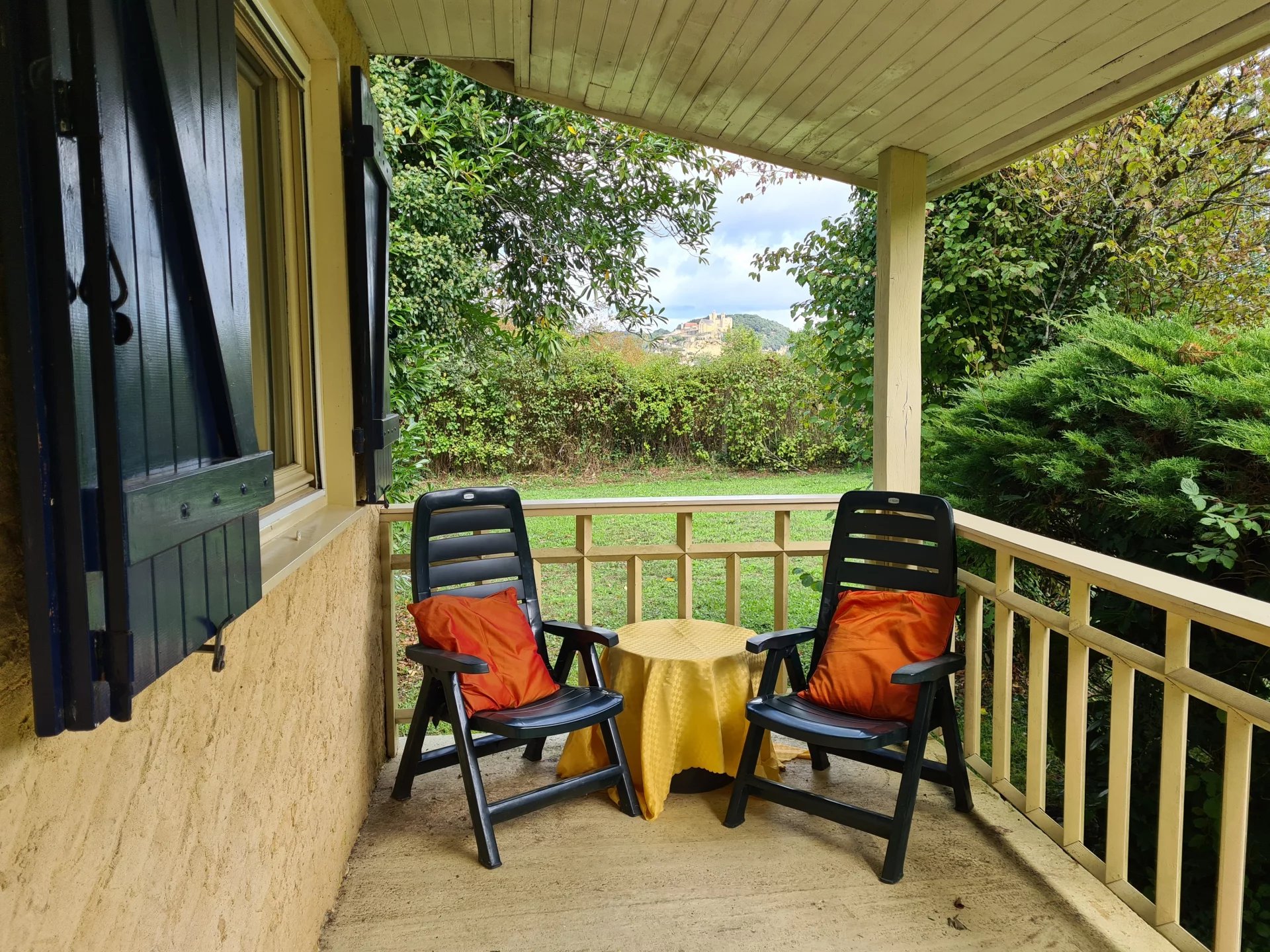 Cute House in Castelnaud-la-Chapelle with mature garden leading to Dordogne River