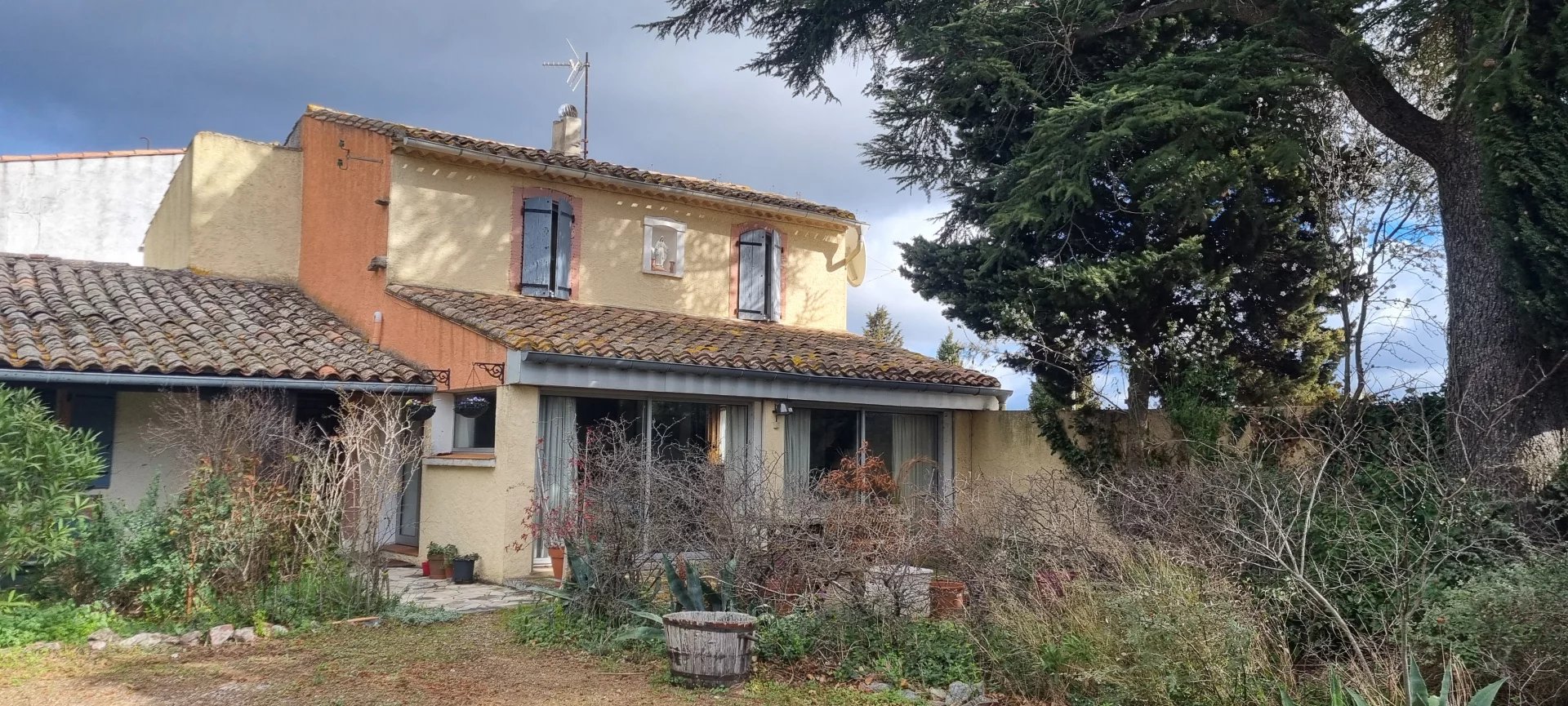 Ensemble immobilier : 2 maisons et grange avec jardin et piscine dans le minervois