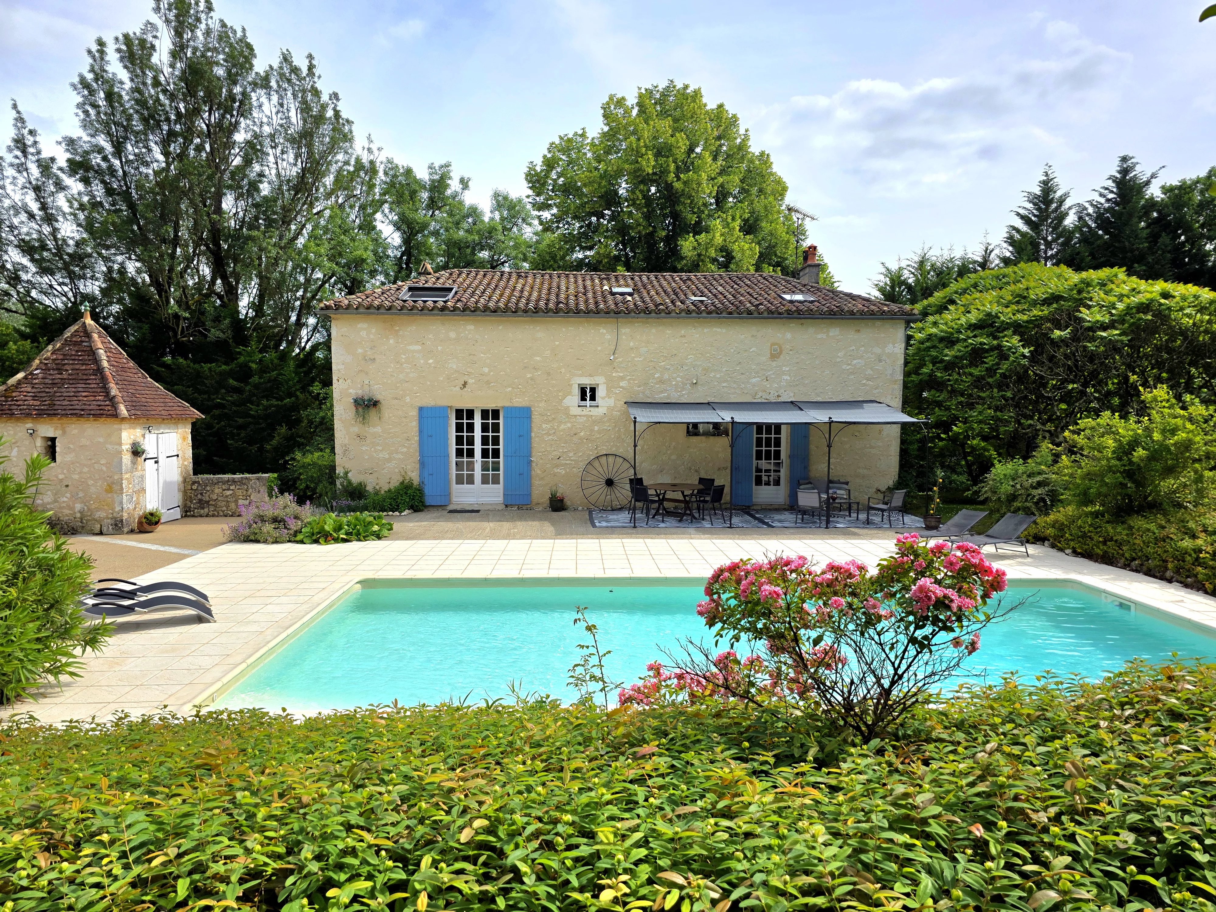 Belle maison en pierre avec pigeonnier, grange et piscine