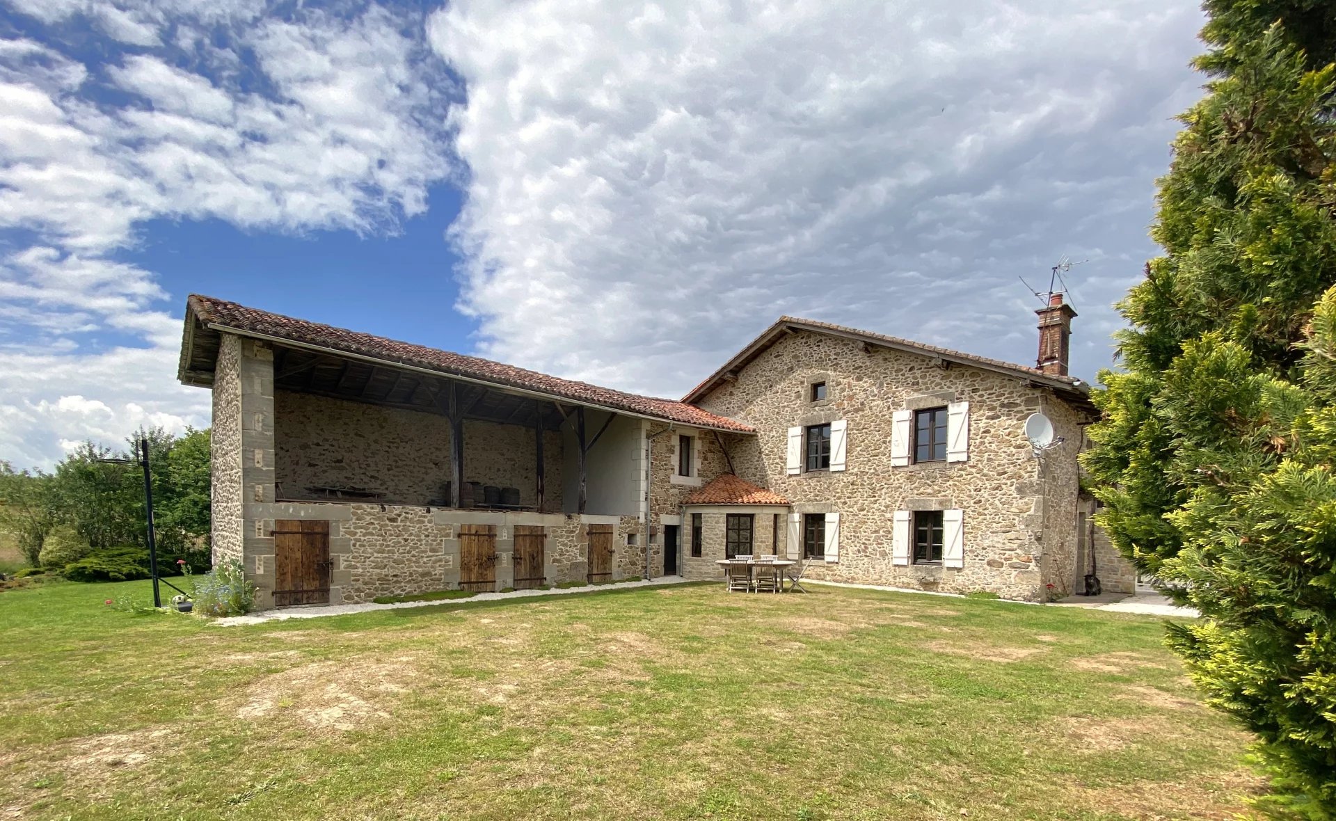 Maison de caractère de 4 chambres en pleine campagne, avec près de 2ha de terrain attenant