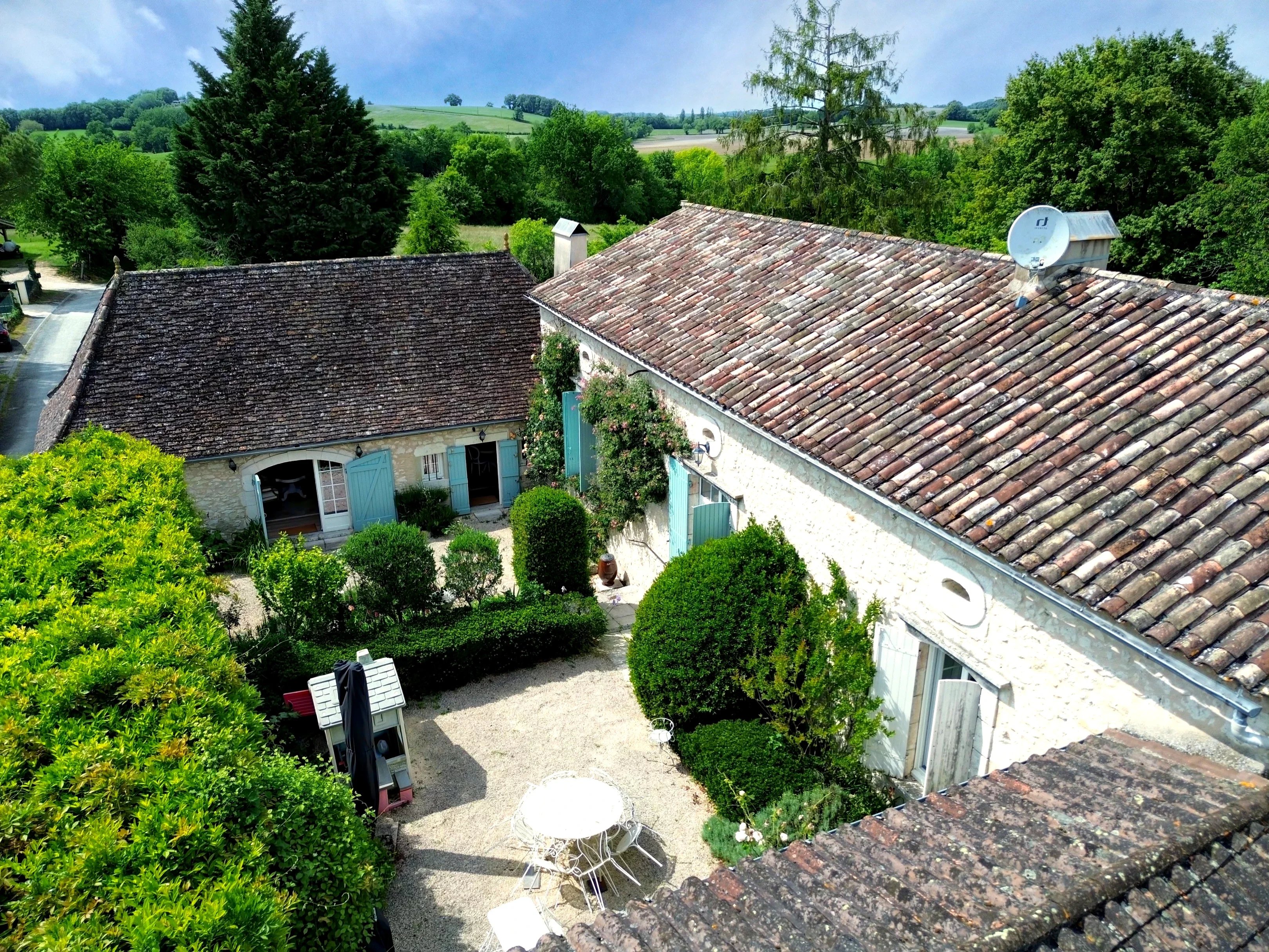 Charmante maison en pierre, annexe, piscine chauffée à l'orée d'un village serein