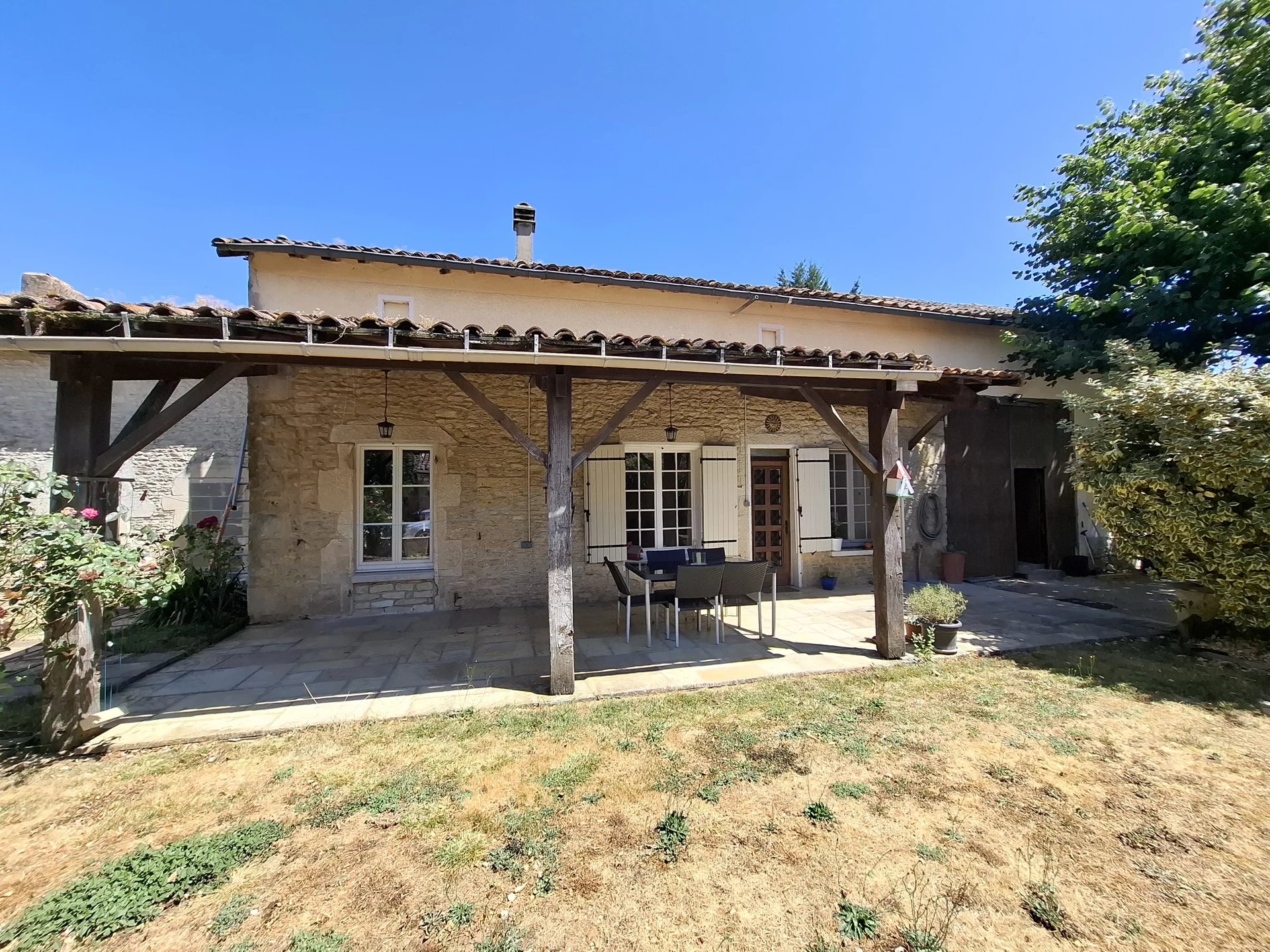 Maison de campagne accueillante et pleine de potentiel dans un hameau rural