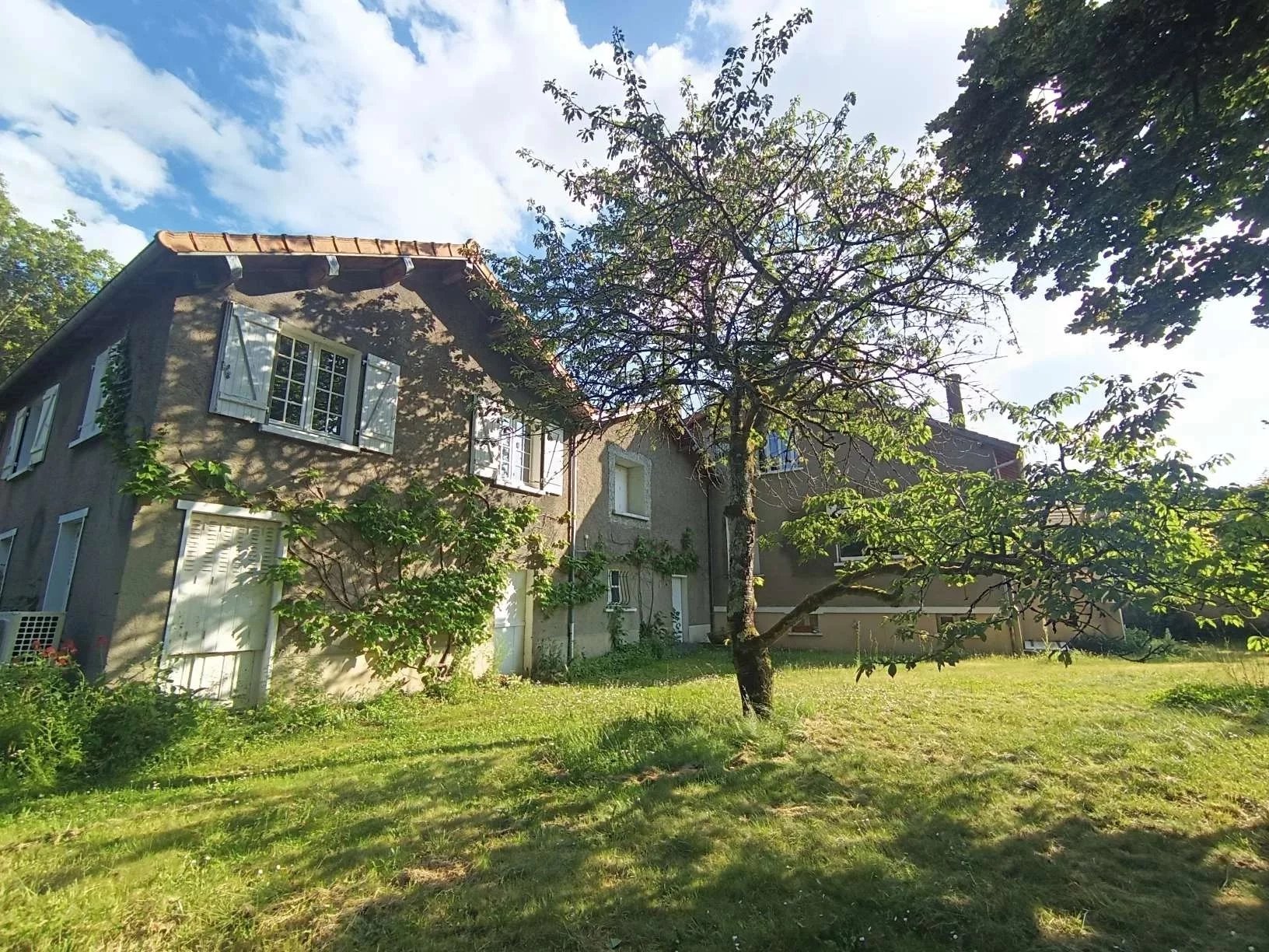 Large house with 3000m² wooded park