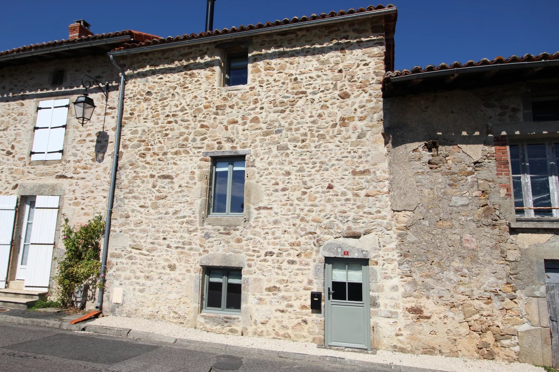 Jolie maison de village de deux chambres avec jardin