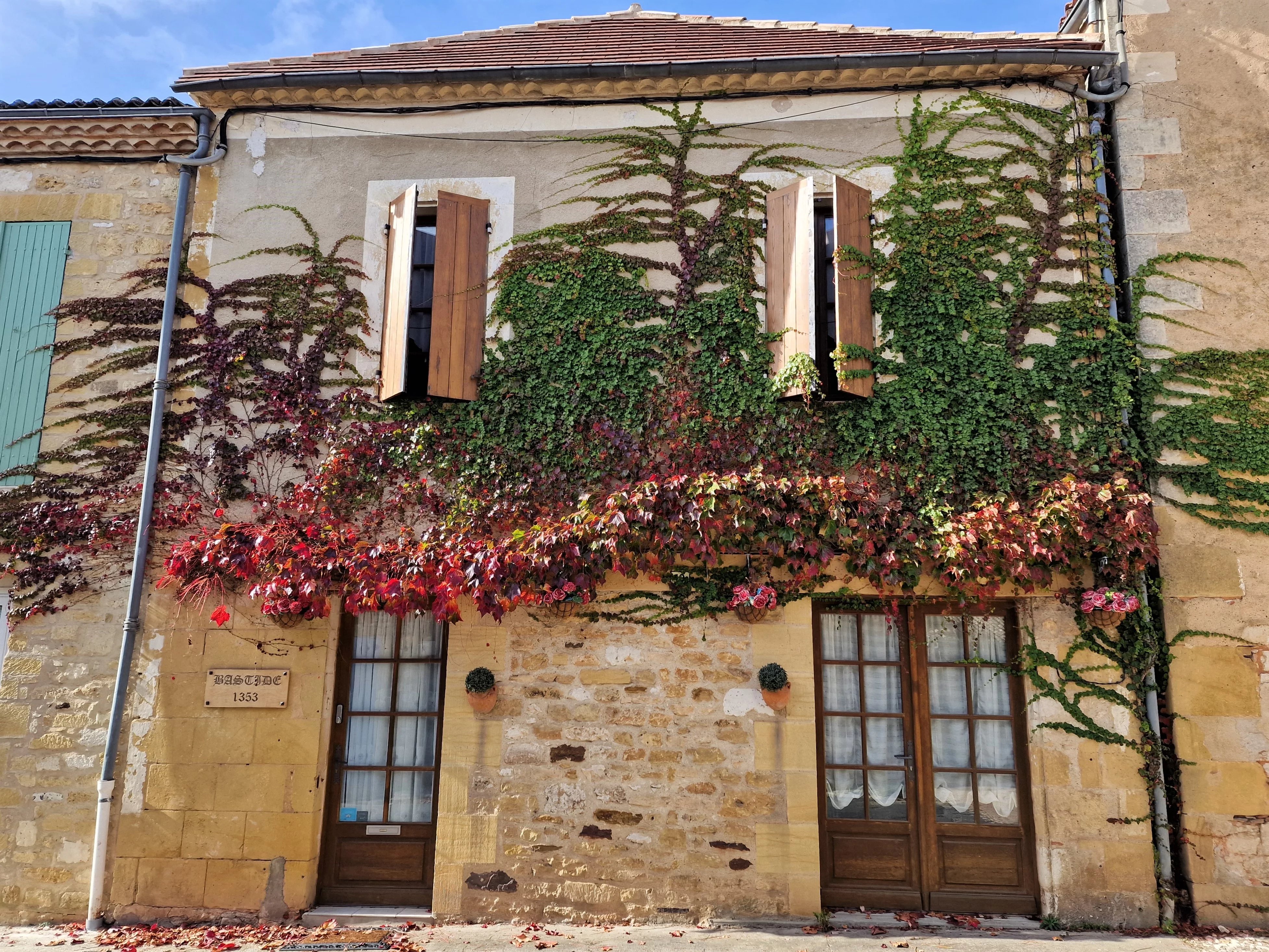 Maison de village médiévale en pierre avec cour privatisée