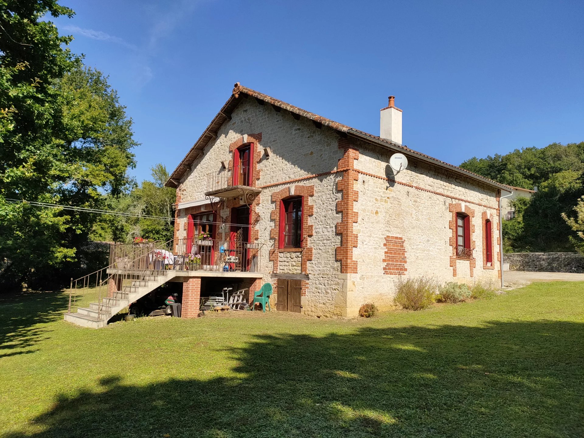 Superbe maison de caractère de 3 chambres, avec une maison d'amis et à proximité d'un beau village avec des magasins et des restaurants.