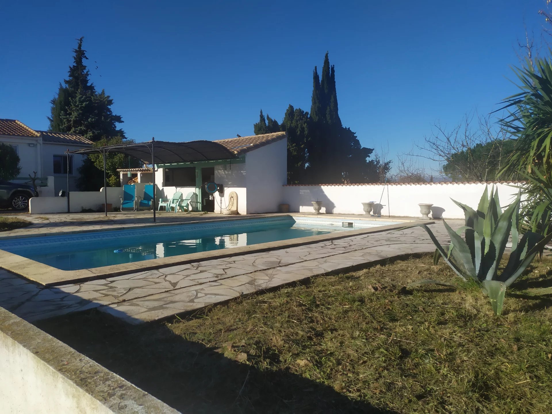 Maison de plain-pied avec piscine, garage et terrain - proche de Carcassonne