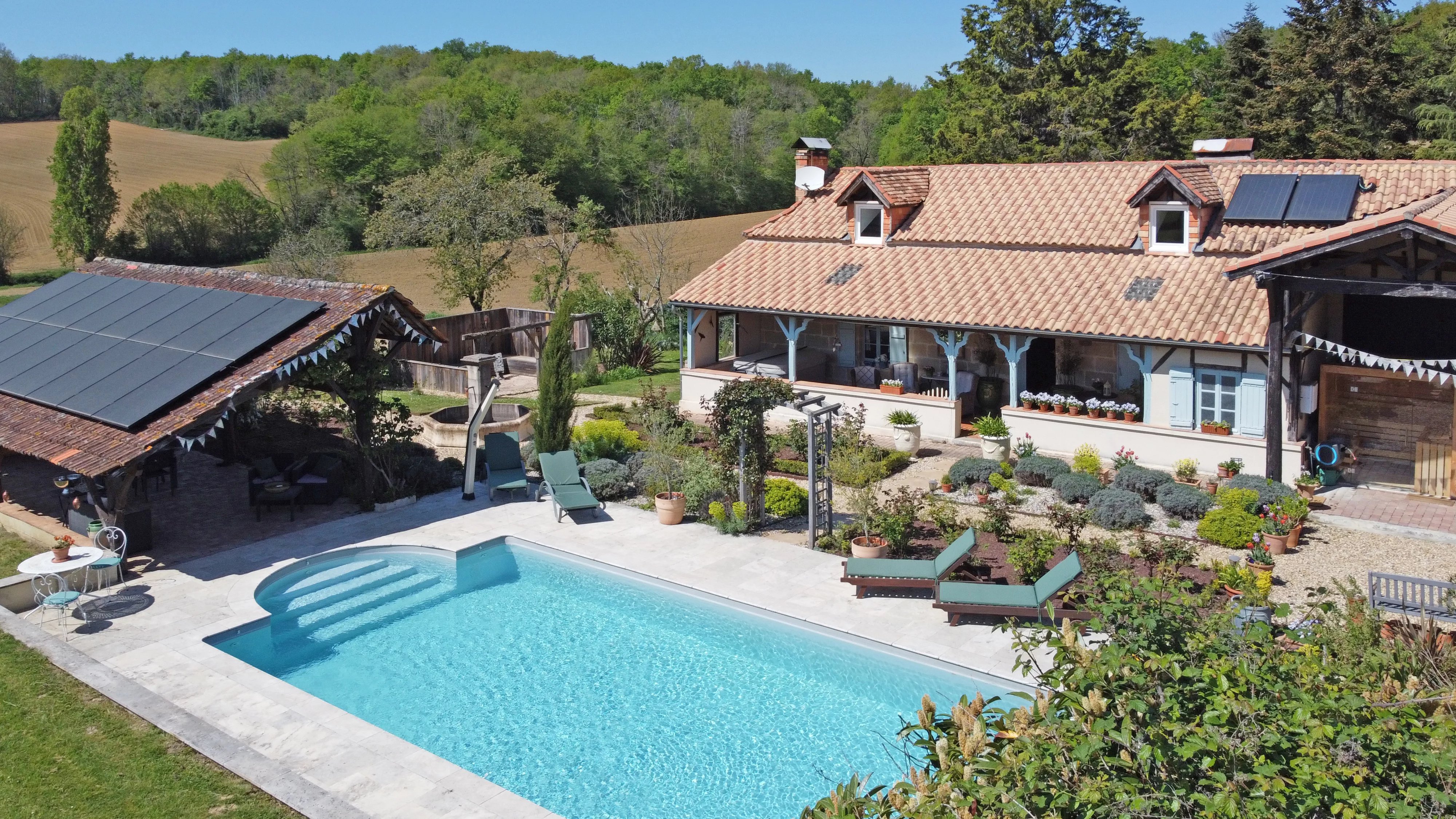 Fabuleuse maison en pierre avec piscine et beau jardin