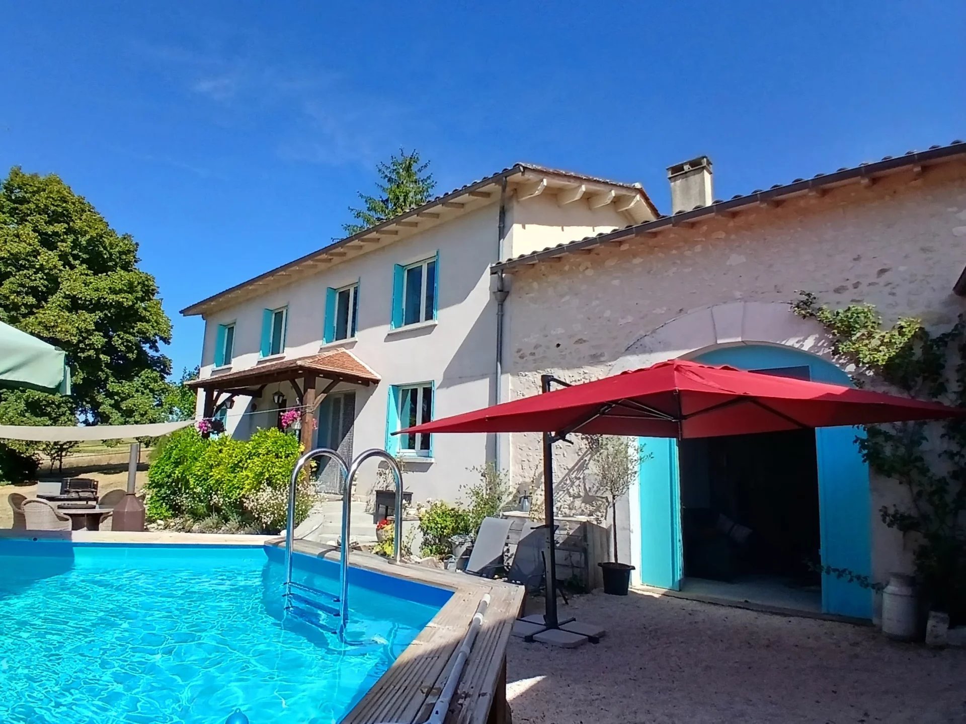 Propriété équestre de quatre chambres avec 8,6 hectares de terrain.