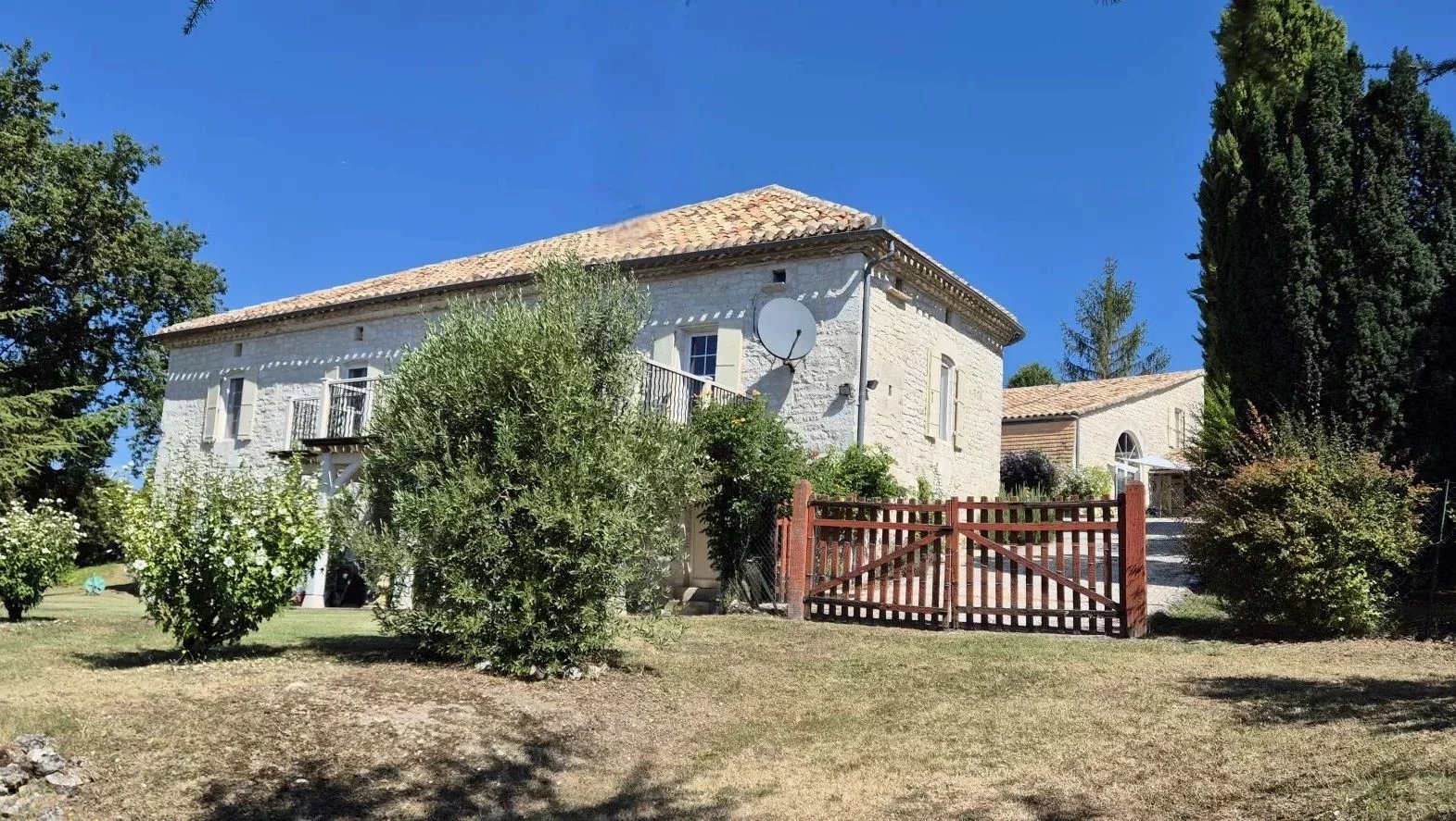 Ensemble of stone house and stone guest cottage with swimming pool