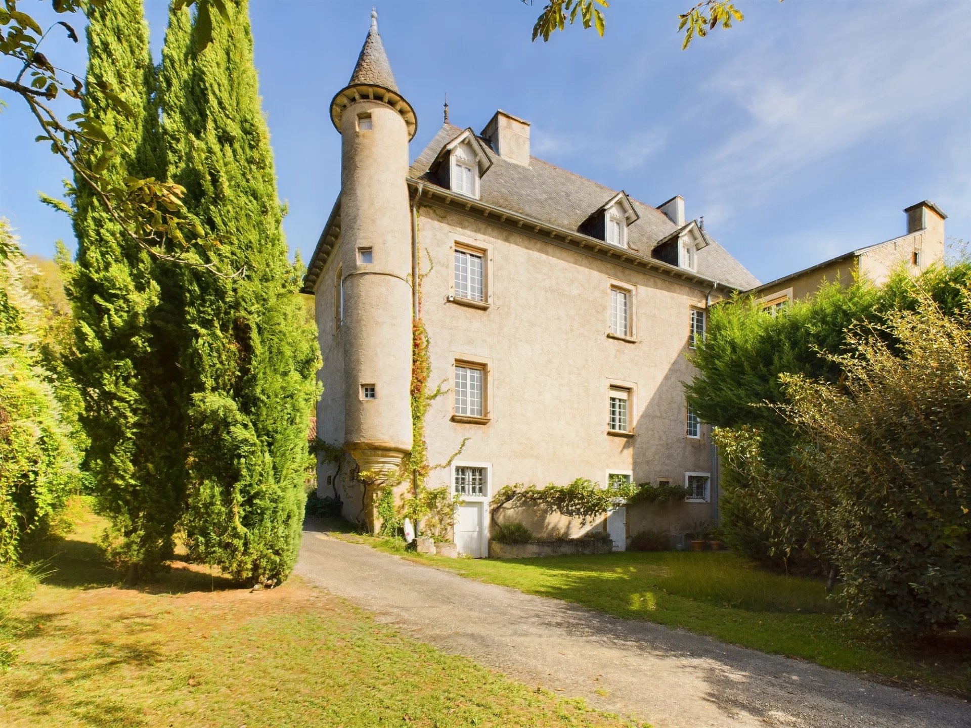 Château avec classement énergétique A-A à l'orée d'un village