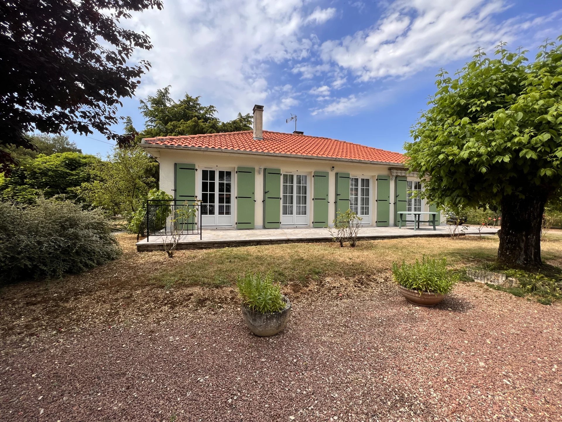 Dans village de caractère, Pavillon de plain-pied offrant trois chambres, avec garage et un beau jardin