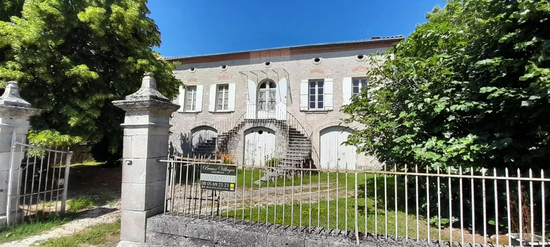 Splendid house with park in a pretty village