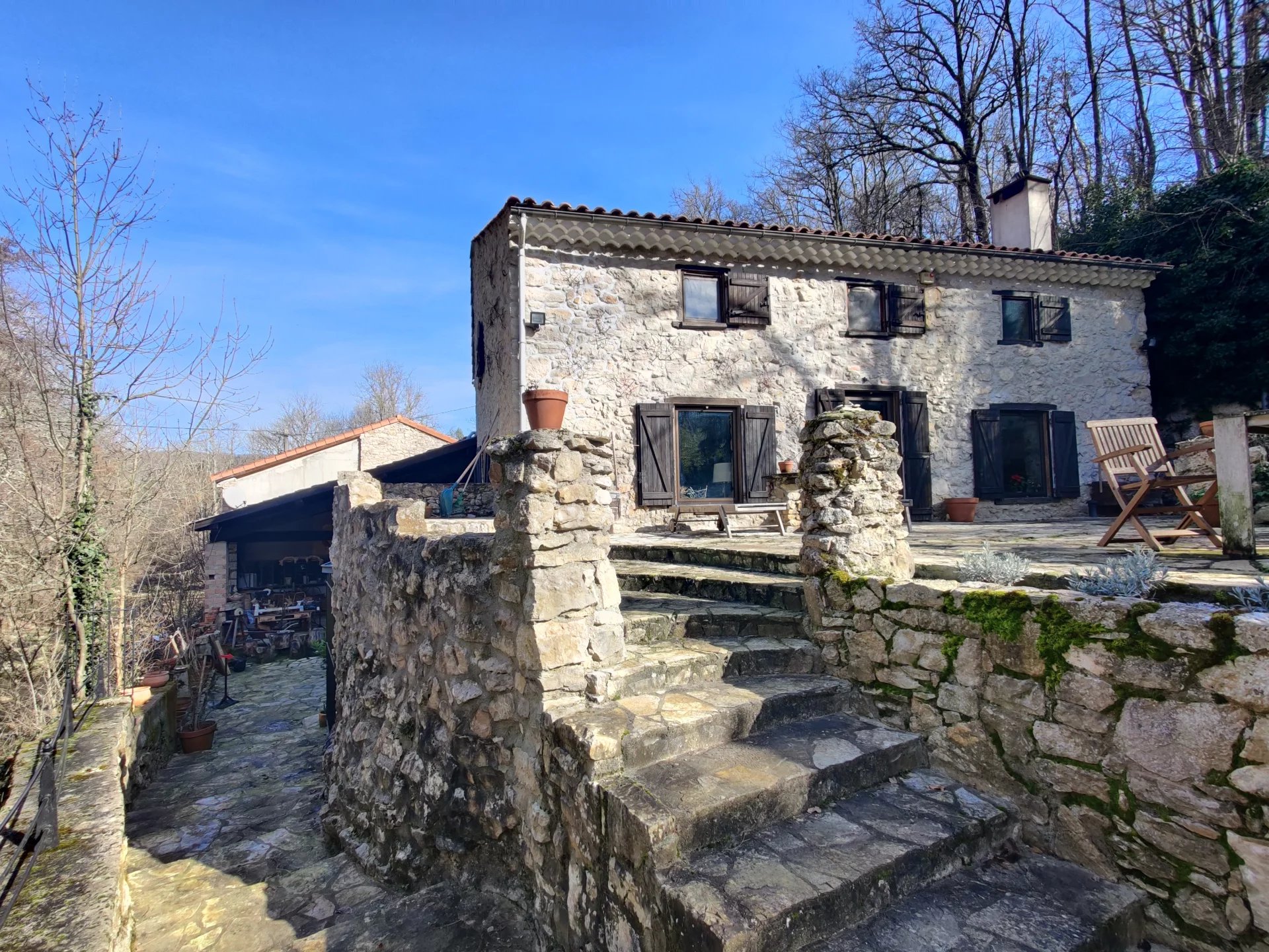 Ancien moulin magnifiquement rénové dans un village animé et charmant