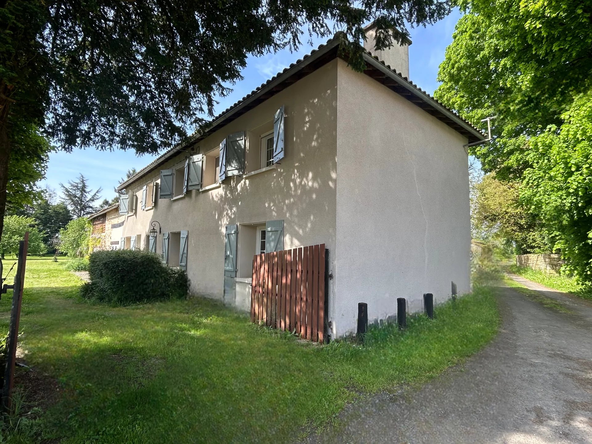 A beautiful detached 4 bedroom stone house with 2 garages and barn