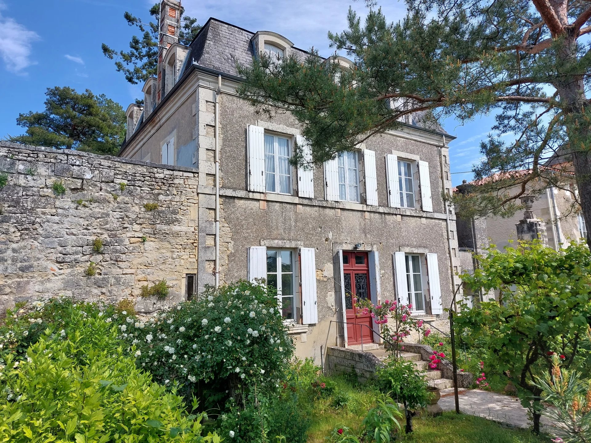 Maison de ville avec jardin - Quartier calme et recherché - Ruffec