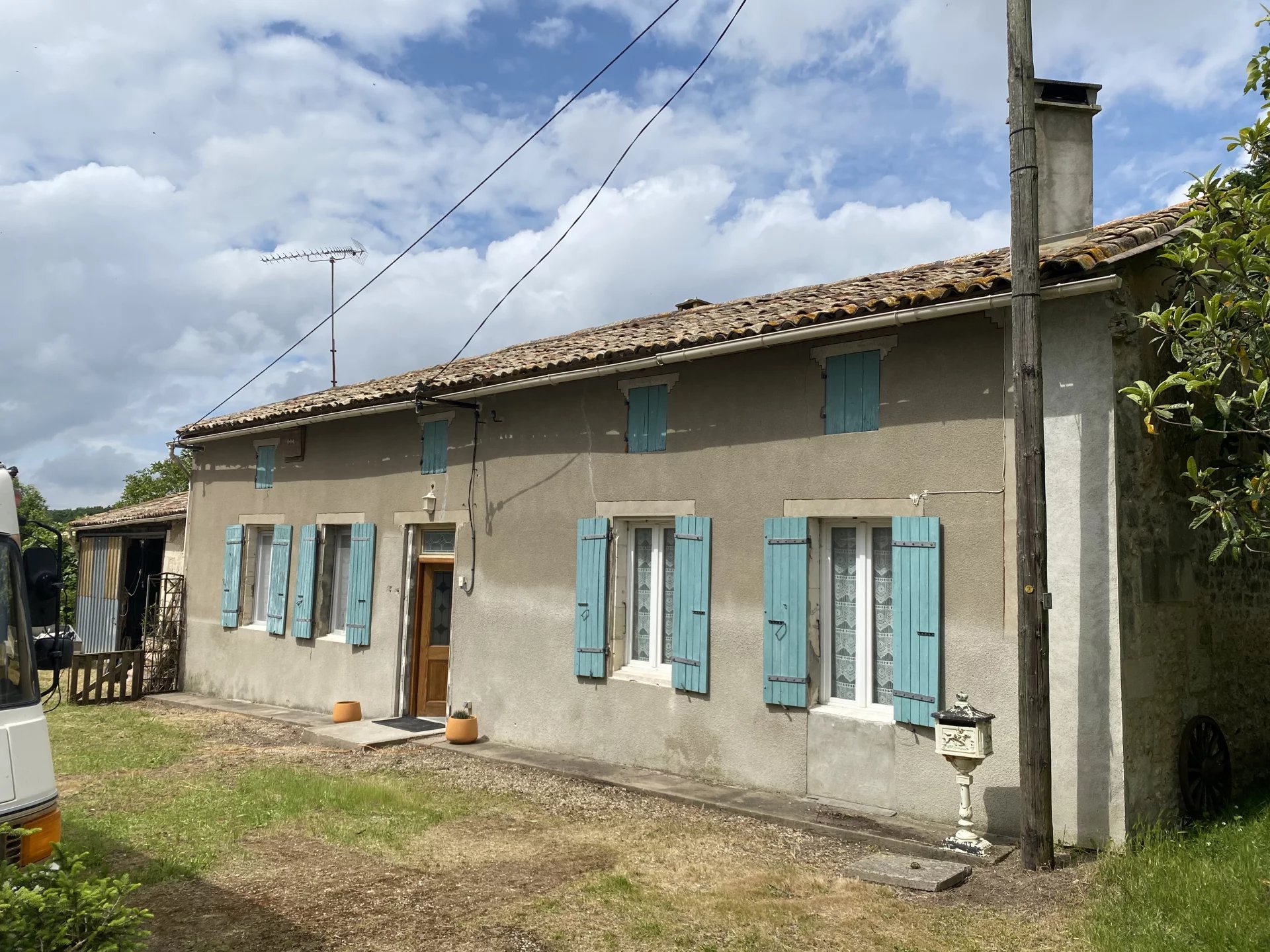 Two bedroom house on edge of the village with garage and dependances