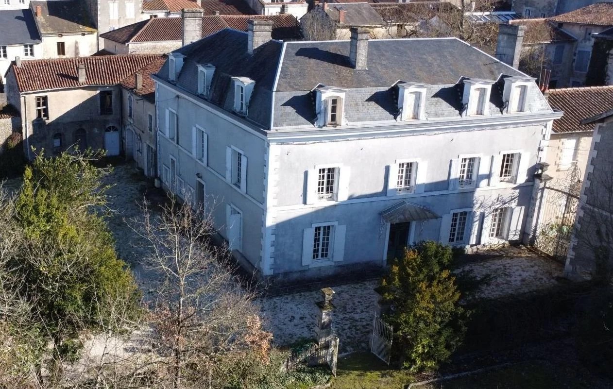 Maison bourgeoise with parkland garden - in the heart of Ruffec town centre