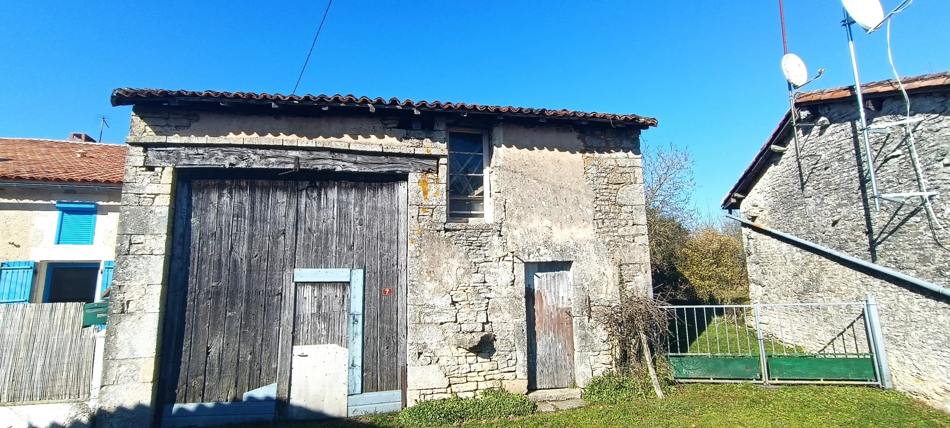 Barn with land, 10 km from Ruffec