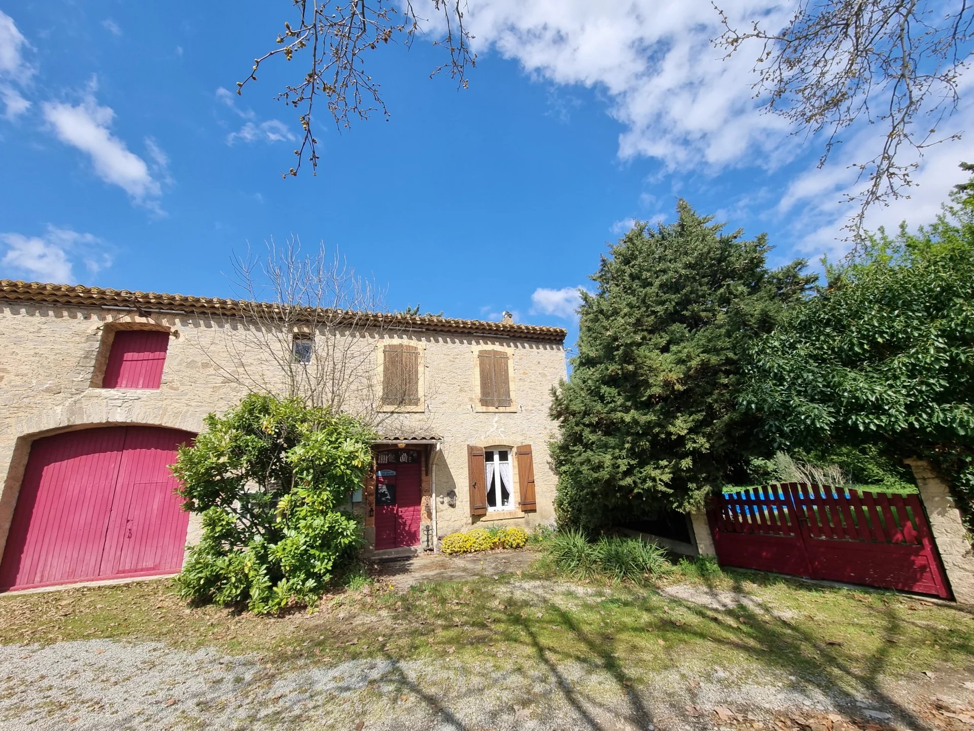 Charming 5 bedroom, 4 bathroom, manor house with pool, surrounded by vineyards