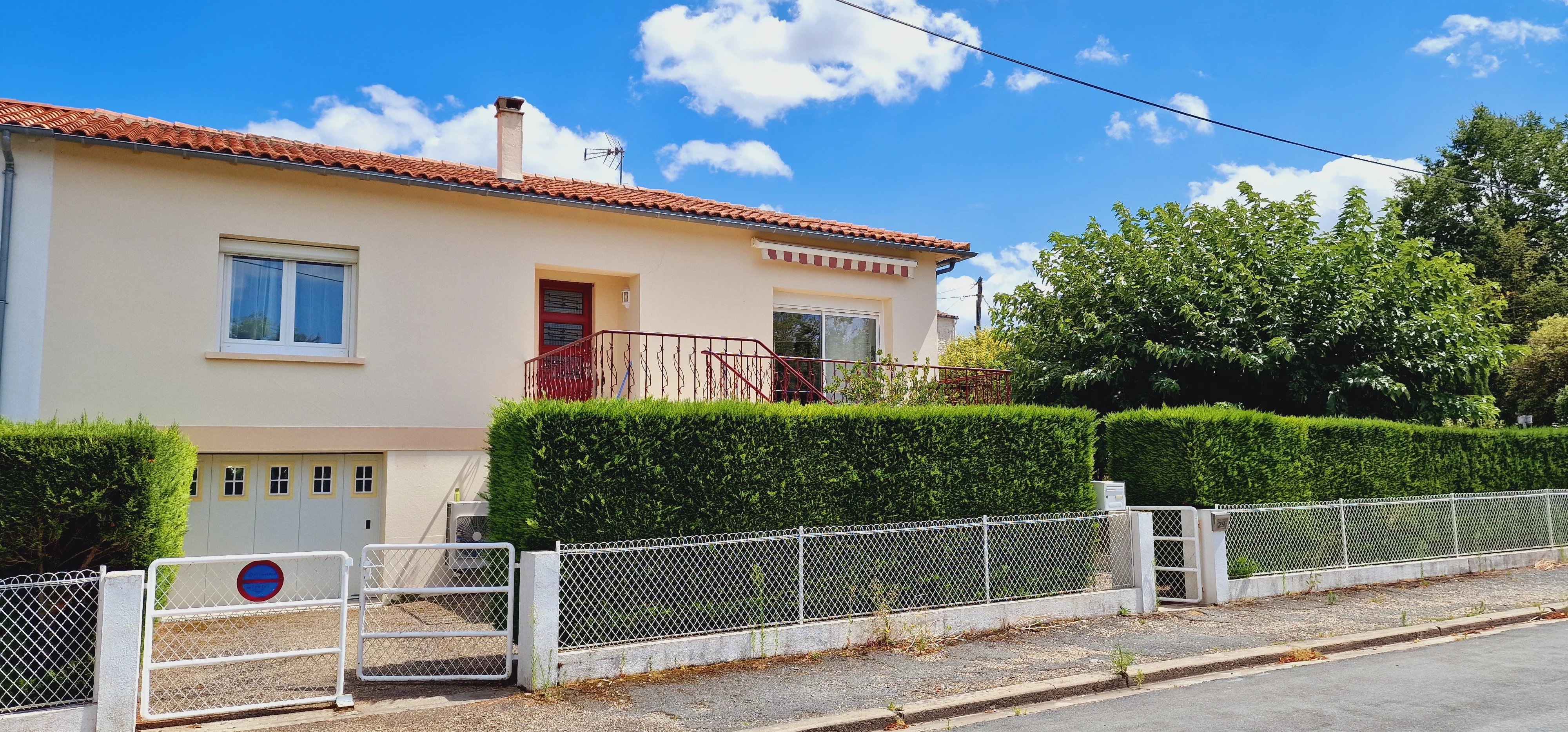 IMMACULATE 3/4 Bedroom house with garage and garden in central Eymet