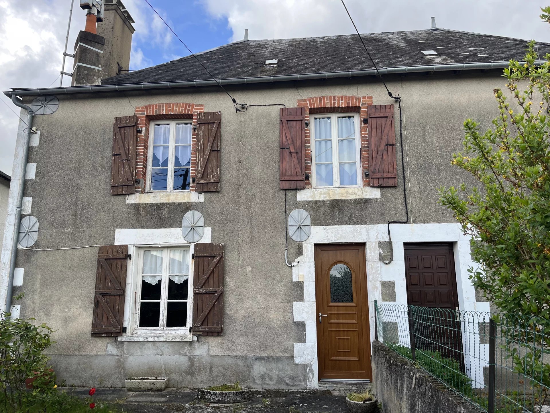 Large family home to renovate on the outskirts of a pretty village