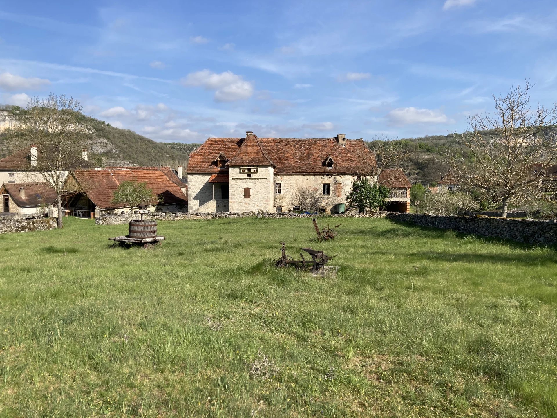 Renovation project - former tobacco drying farm with outbuildings, views with 9,8 ha