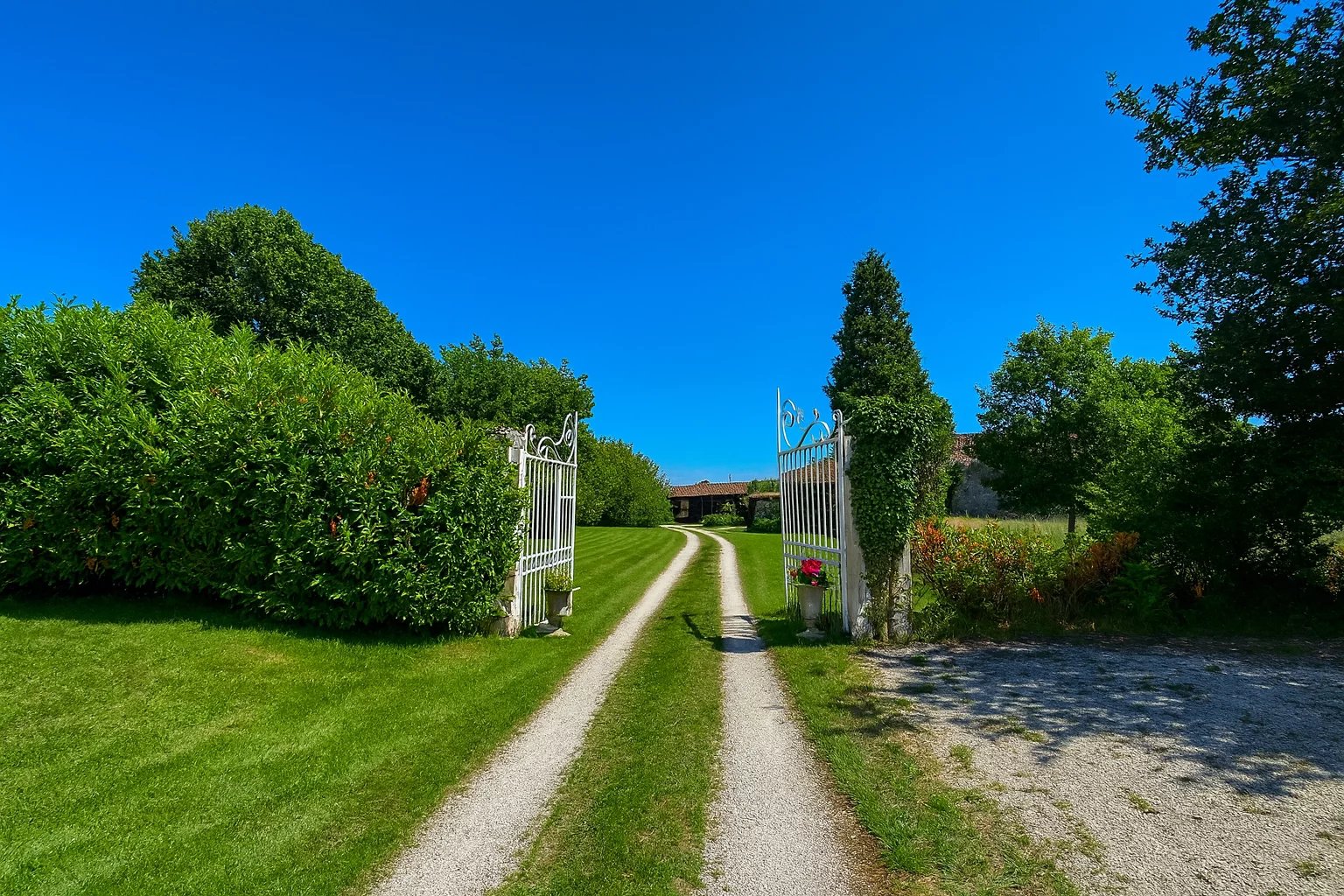 Une trouvaille rare - Deux magnifiques maisons, un studio, une allée panoramique et 14 hectares de terrain privé