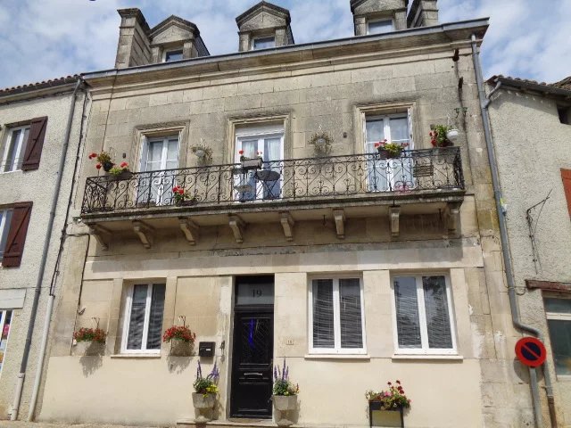 Charmante maison de ville de 4 chambres avec cour privée au centre de Villefagnan