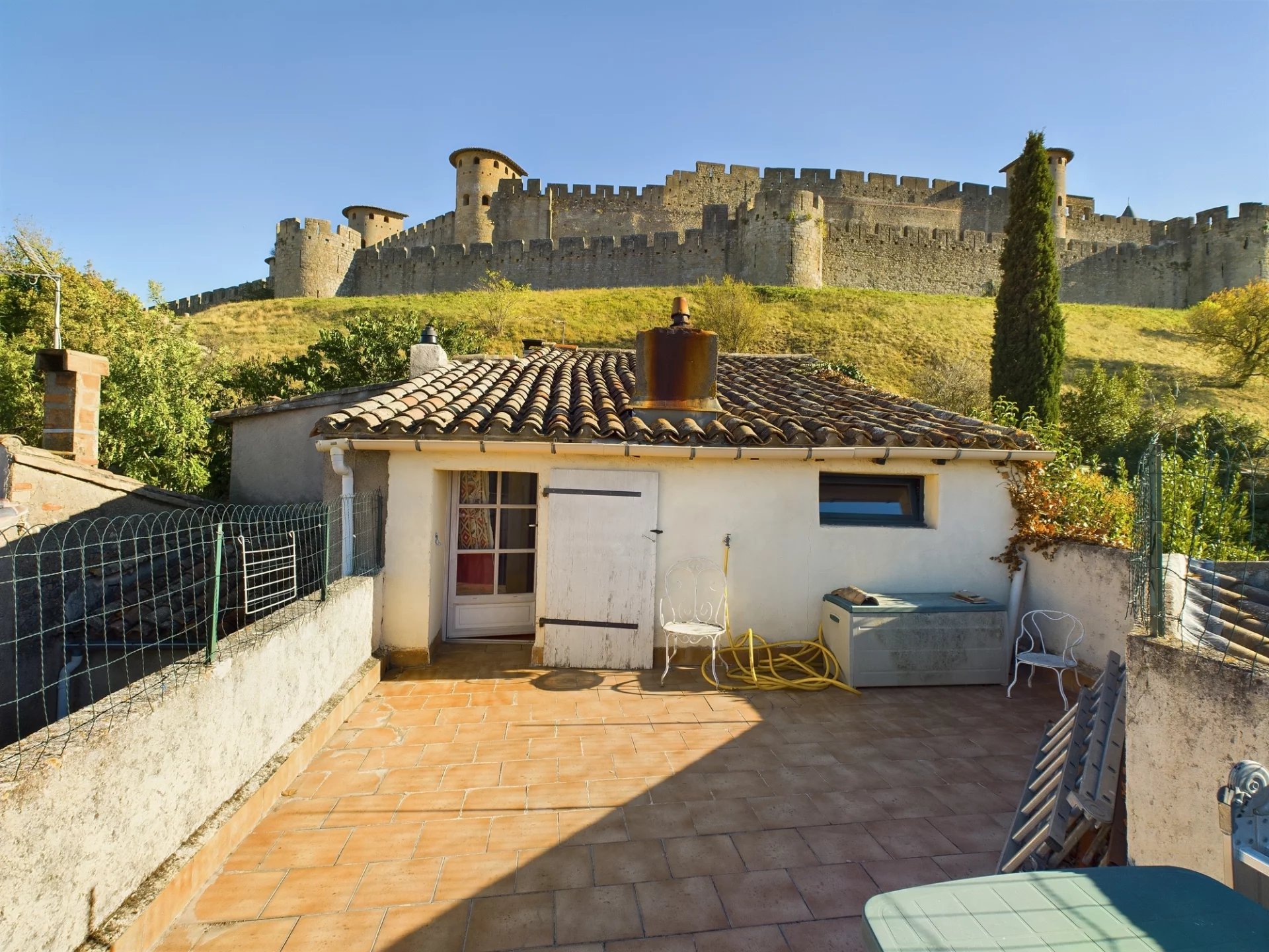 Villa at the foot of the ramparts with 2 garages, terraces and large garden